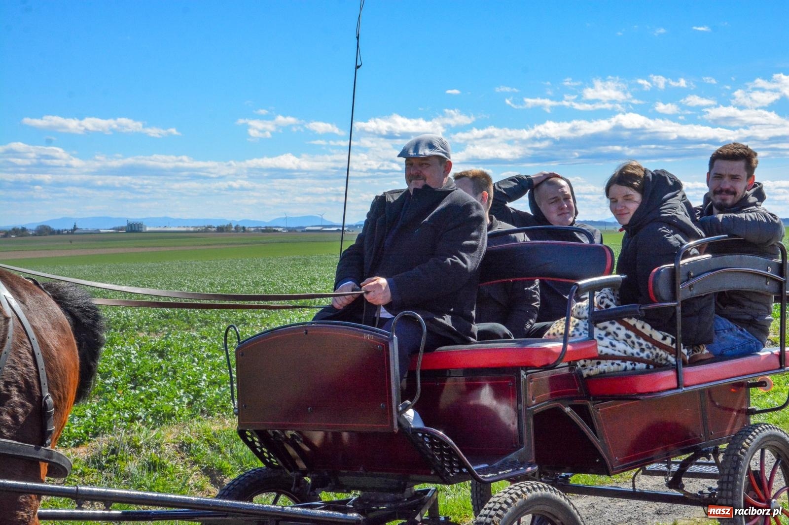 Zdjęcie w galerii na portalu naszraciborz.pl: Bieńkowice: średniowieczna tradycja wciąż żywa - ponad sto koni w procesji [FOTO i WIDEO] wiadomości z regionu