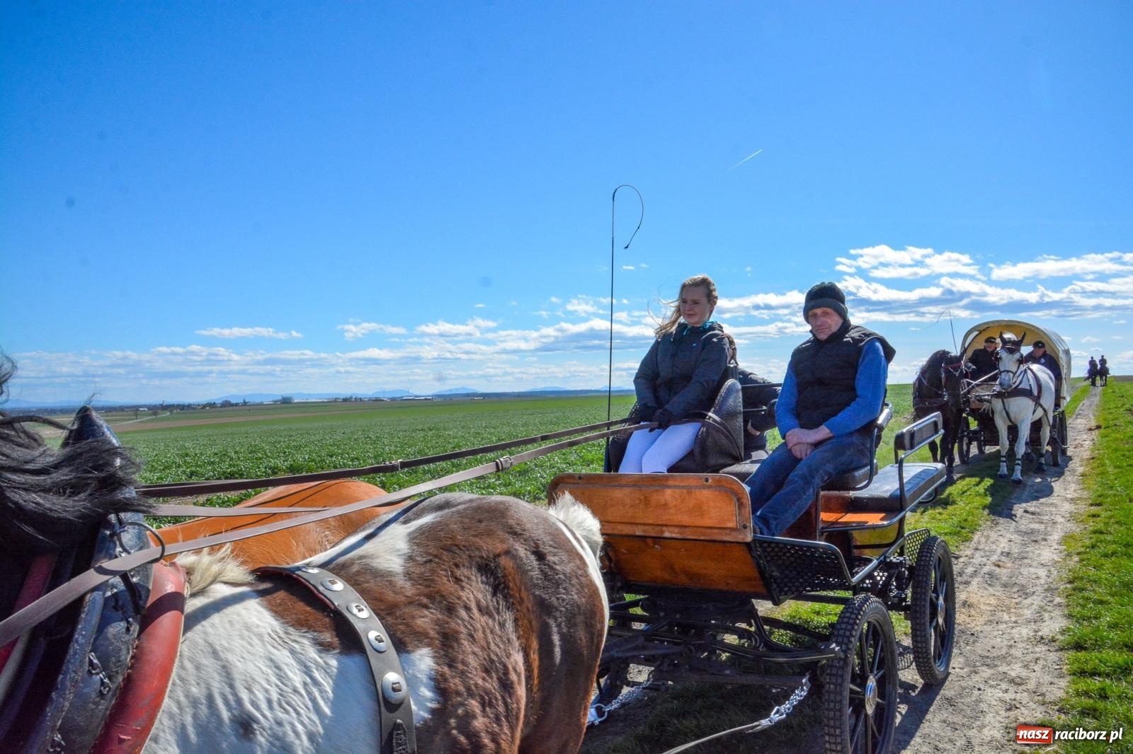 Zdjęcie w galerii na portalu naszraciborz.pl: Bieńkowice: średniowieczna tradycja wciąż żywa - ponad sto koni w procesji [FOTO i WIDEO] wiadomości z regionu