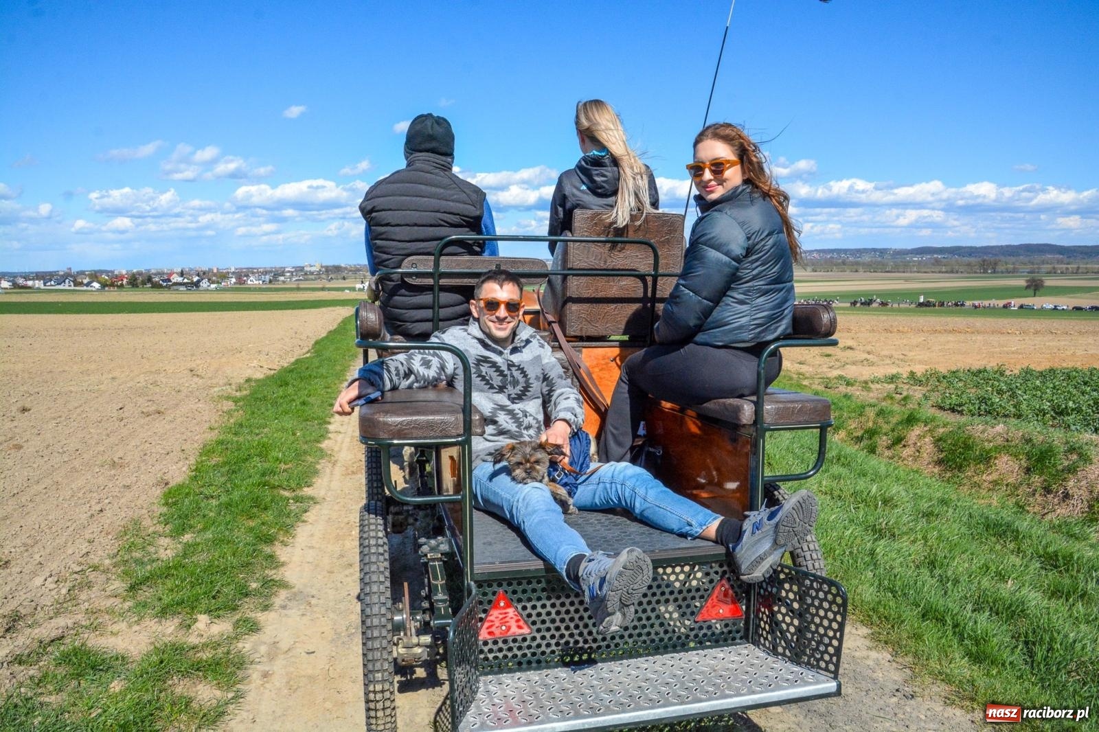 Zdjęcie w galerii na portalu naszraciborz.pl: Bieńkowice: średniowieczna tradycja wciąż żywa - ponad sto koni w procesji [FOTO i WIDEO] wiadomości z regionu