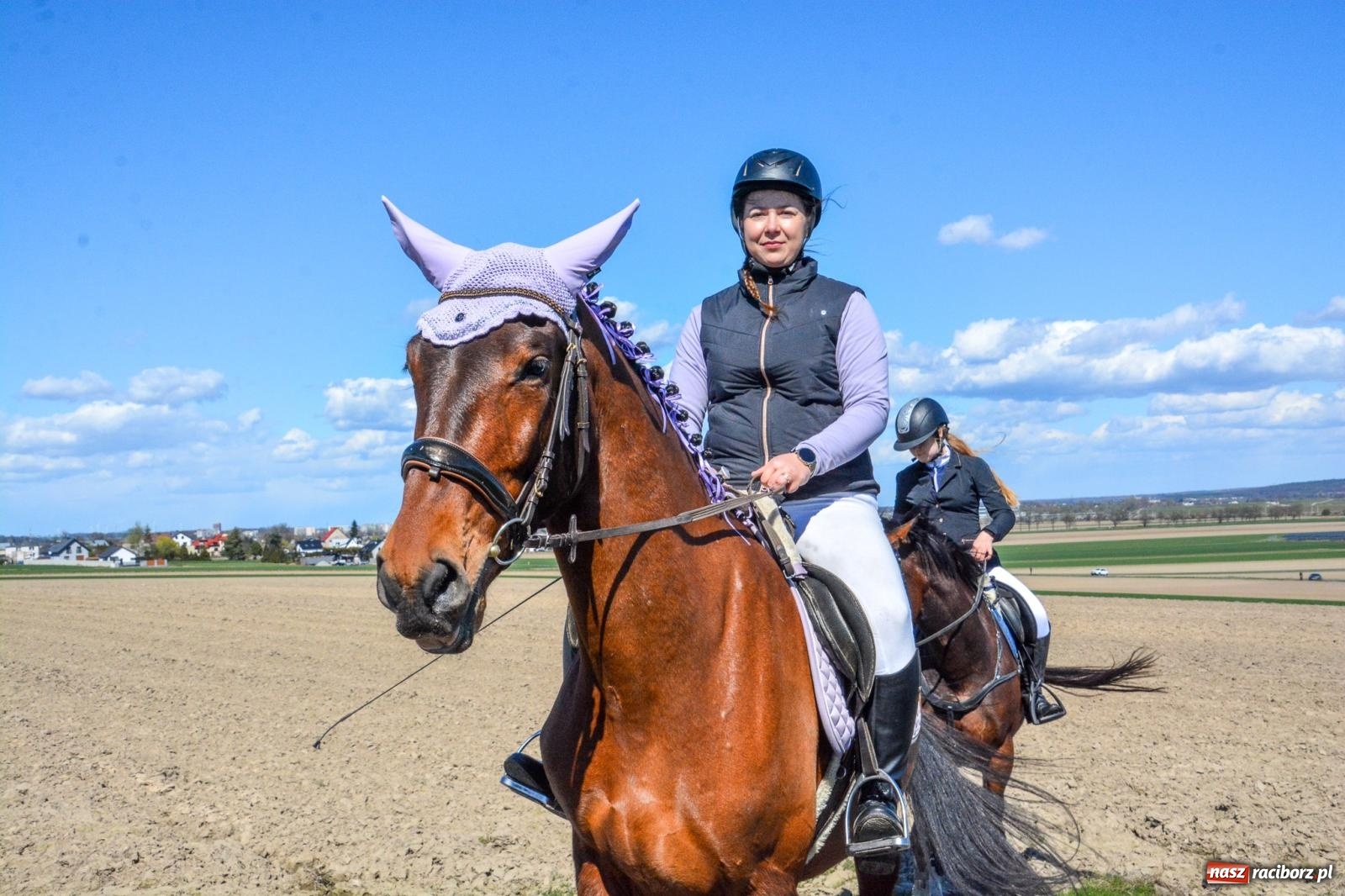 Zdjęcie w galerii na portalu naszraciborz.pl: Bieńkowice: średniowieczna tradycja wciąż żywa - ponad sto koni w procesji [FOTO i WIDEO] wiadomości z regionu