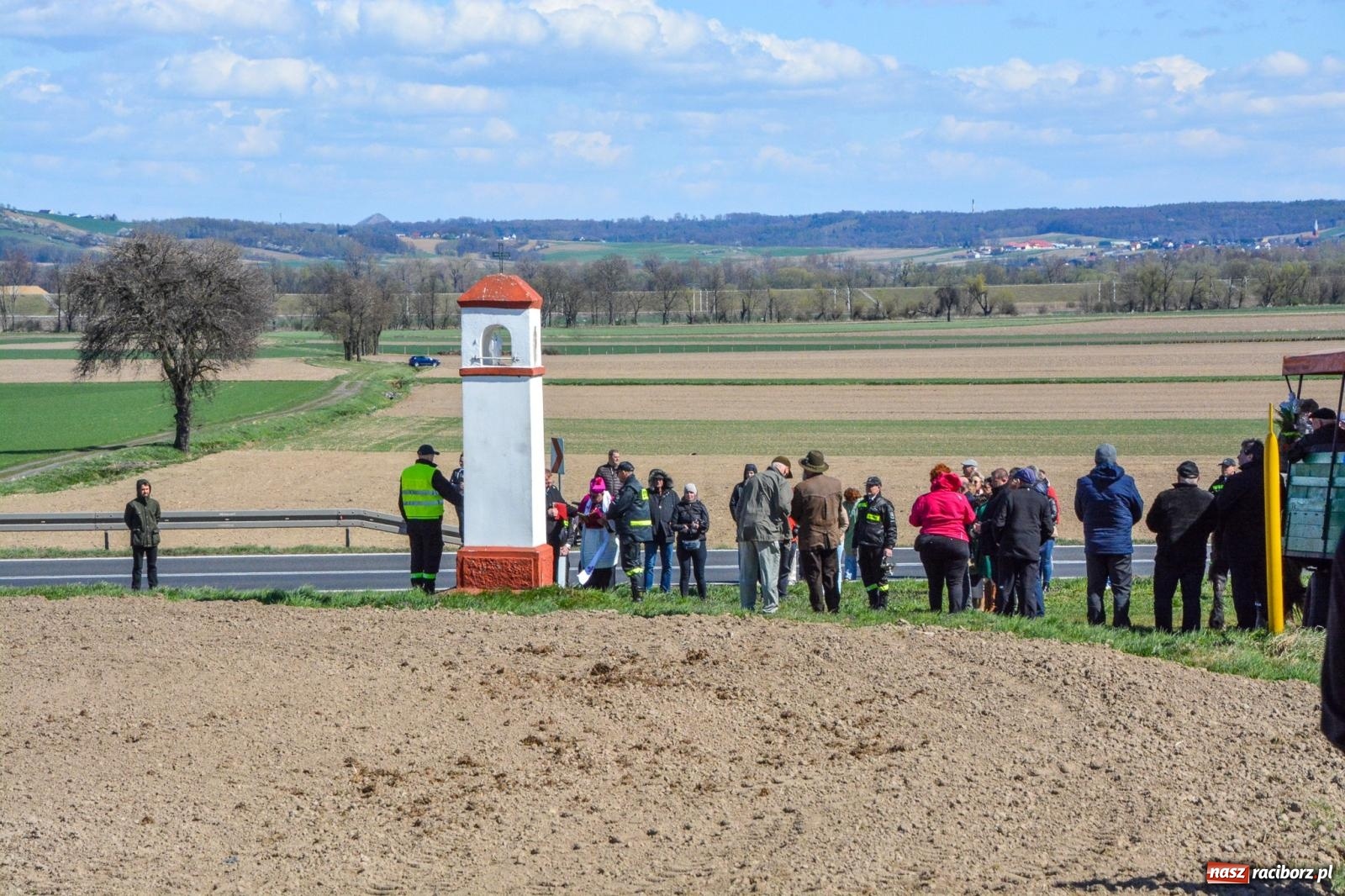 Zdjęcie w galerii na portalu naszraciborz.pl: Bieńkowice: średniowieczna tradycja wciąż żywa - ponad sto koni w procesji [FOTO i WIDEO] wiadomości z regionu