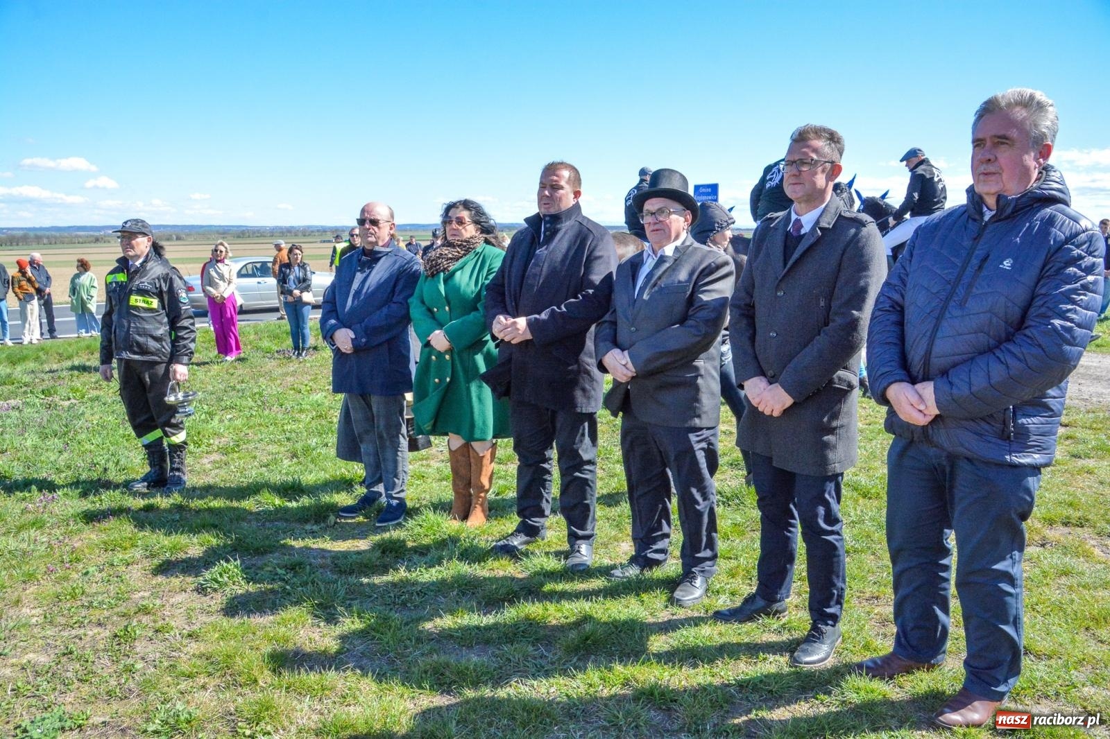 Zdjęcie w galerii na portalu naszraciborz.pl: Bieńkowice: średniowieczna tradycja wciąż żywa - ponad sto koni w procesji [FOTO i WIDEO] wiadomości z regionu