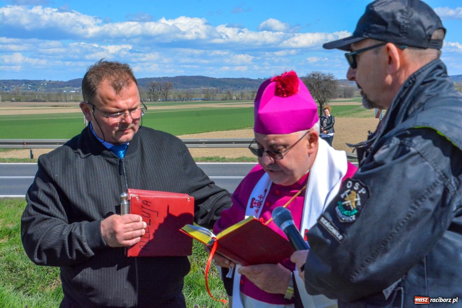 Zdjęcie w galerii na portalu naszraciborz.pl: Bieńkowice: średniowieczna tradycja wciąż żywa - ponad sto koni w procesji [FOTO i WIDEO] wiadomości z regionu