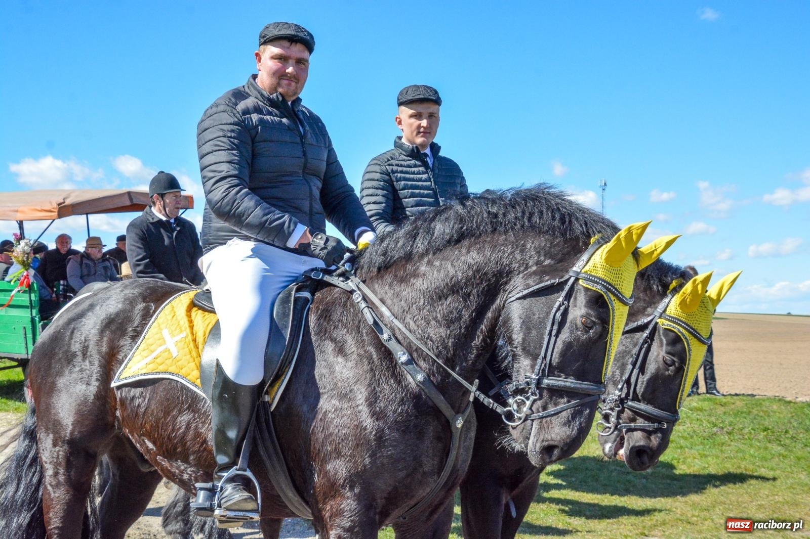 Zdjęcie w galerii na portalu naszraciborz.pl: Bieńkowice: średniowieczna tradycja wciąż żywa - ponad sto koni w procesji [FOTO i WIDEO] wiadomości z regionu