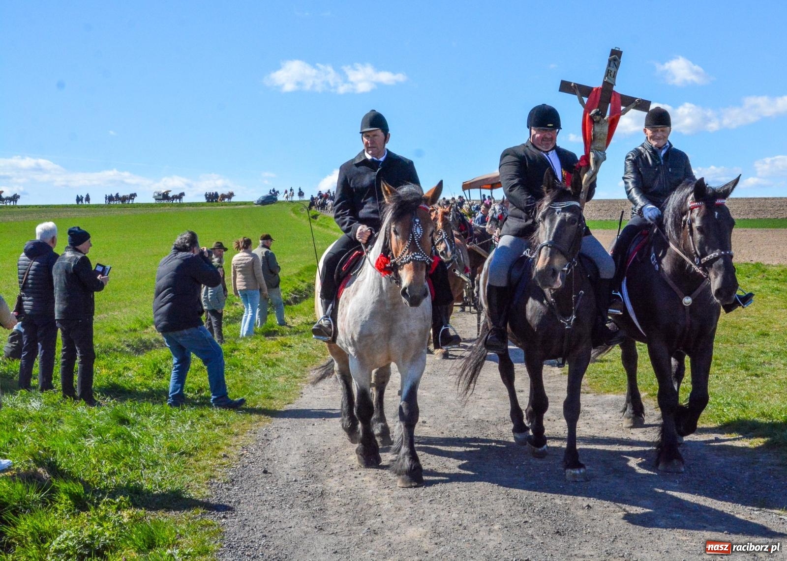 Zdjęcie w galerii na portalu naszraciborz.pl: Bieńkowice: średniowieczna tradycja wciąż żywa - ponad sto koni w procesji [FOTO i WIDEO] wiadomości z regionu