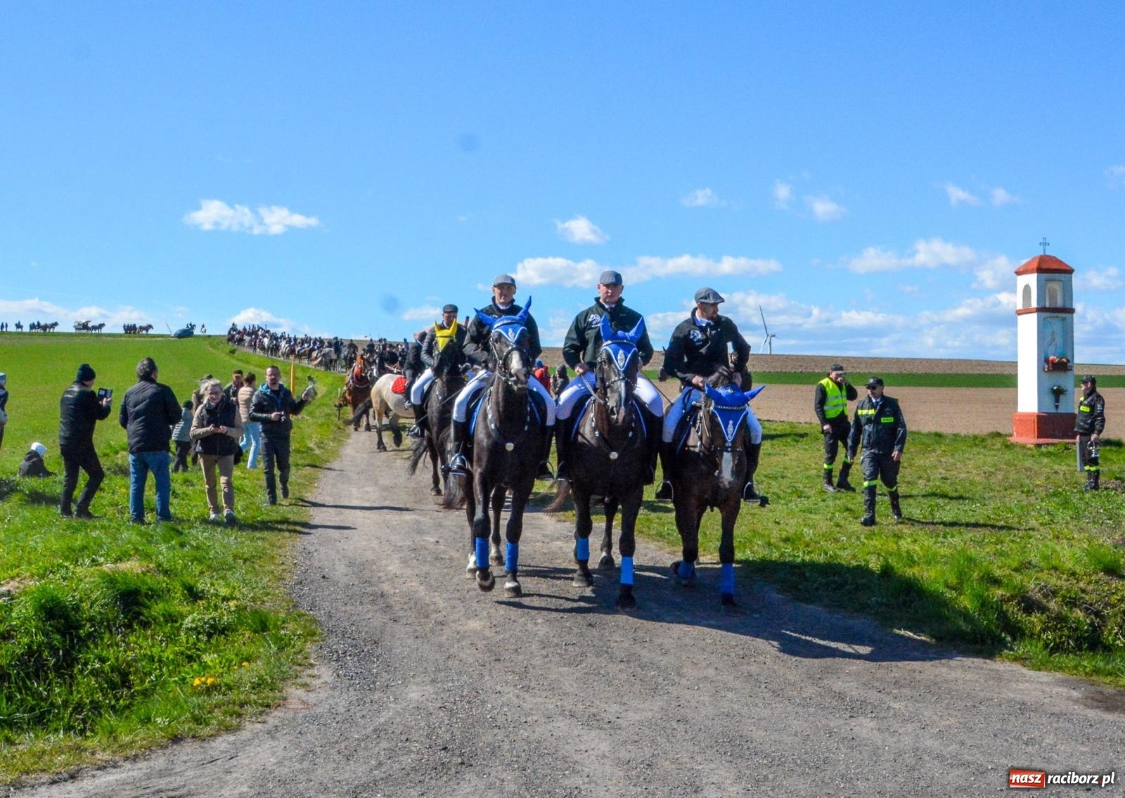 Zdjęcie w galerii na portalu naszraciborz.pl: Bieńkowice: średniowieczna tradycja wciąż żywa - ponad sto koni w procesji [FOTO i WIDEO] wiadomości z regionu