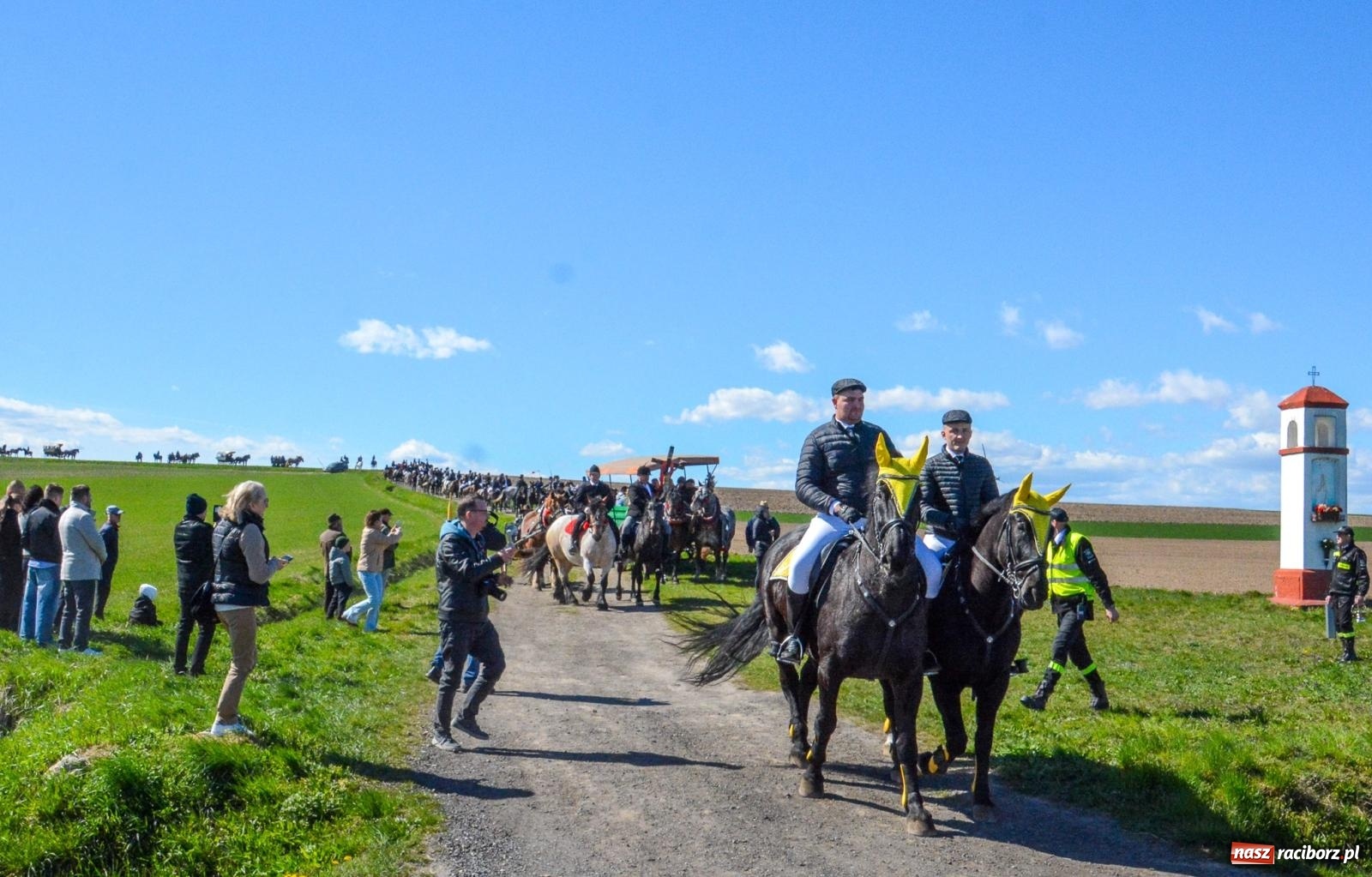 Zdjęcie w galerii na portalu naszraciborz.pl: Bieńkowice: średniowieczna tradycja wciąż żywa - ponad sto koni w procesji [FOTO i WIDEO] wiadomości z regionu