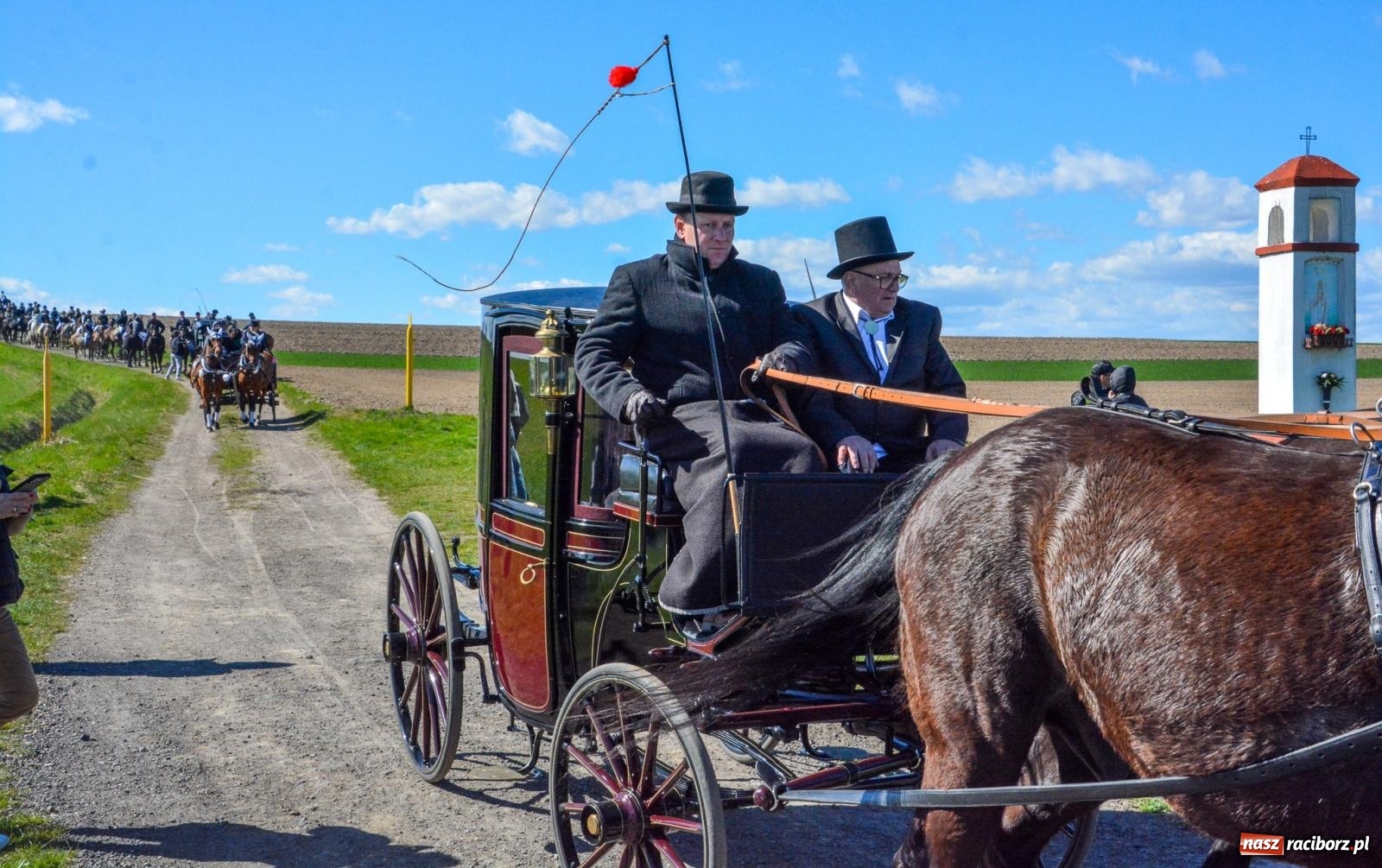 Zdjęcie w galerii na portalu naszraciborz.pl: Bieńkowice: średniowieczna tradycja wciąż żywa - ponad sto koni w procesji [FOTO i WIDEO] wiadomości z regionu