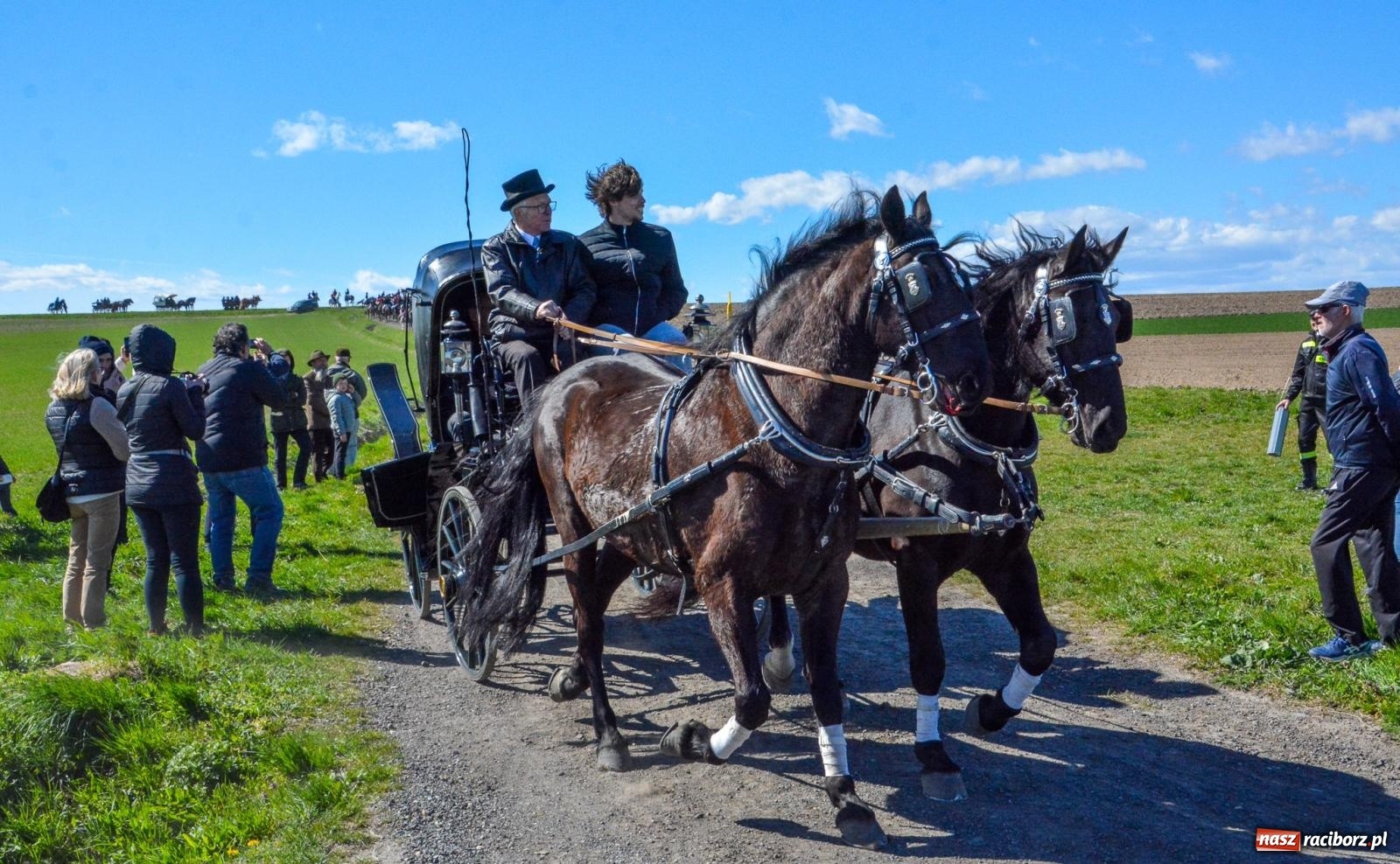 Zdjęcie w galerii na portalu naszraciborz.pl: Bieńkowice: średniowieczna tradycja wciąż żywa - ponad sto koni w procesji [FOTO i WIDEO] wiadomości z regionu