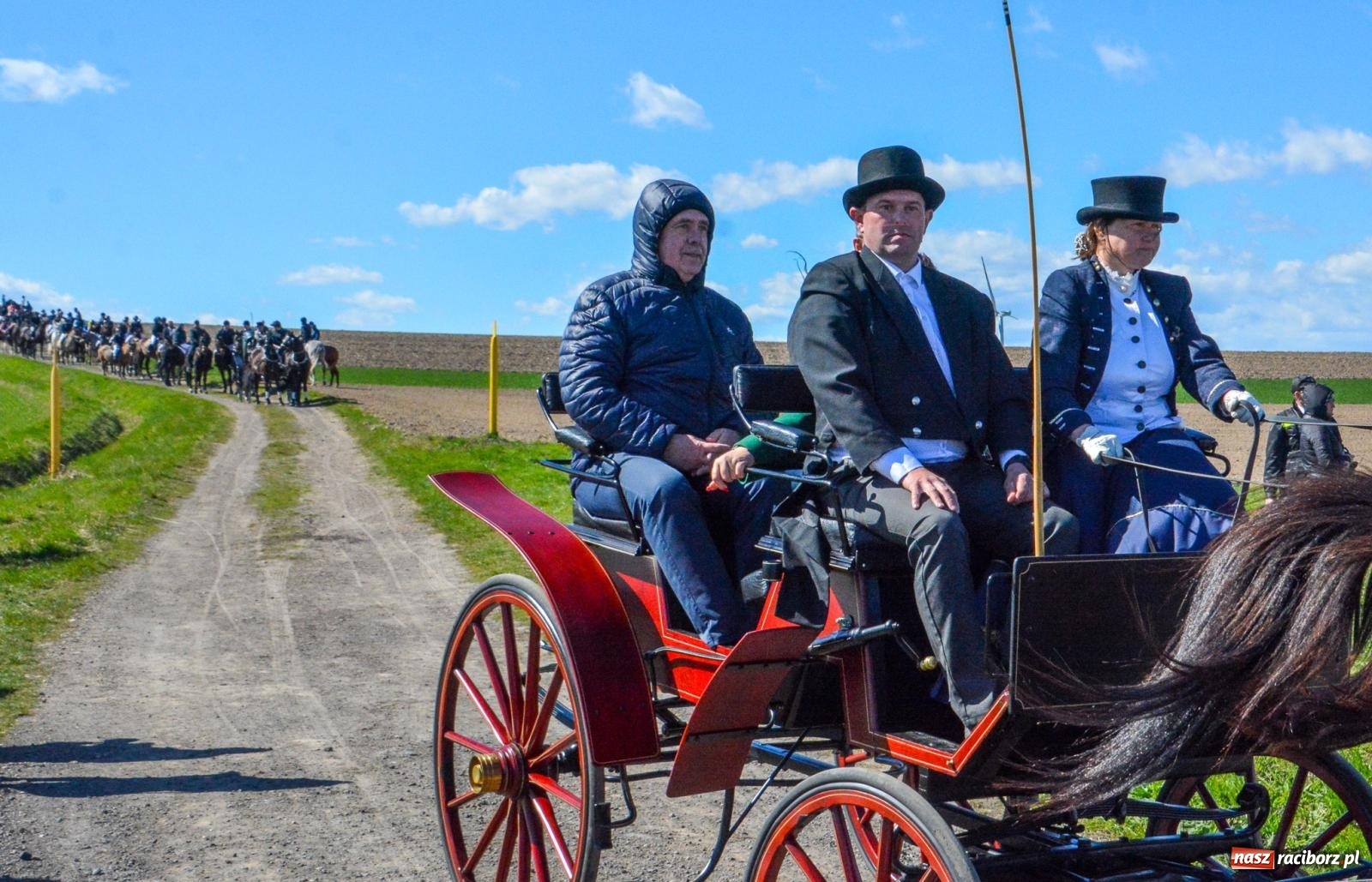 Zdjęcie w galerii na portalu naszraciborz.pl: Bieńkowice: średniowieczna tradycja wciąż żywa - ponad sto koni w procesji [FOTO i WIDEO] wiadomości z regionu