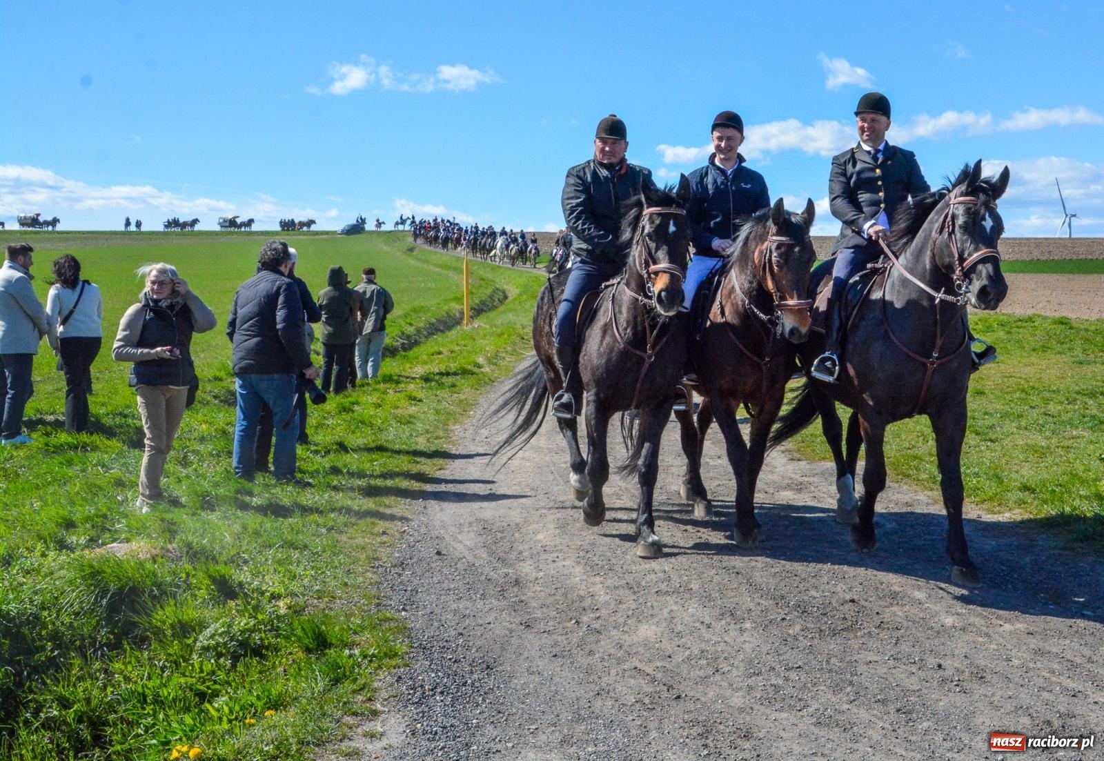 Zdjęcie w galerii na portalu naszraciborz.pl: Bieńkowice: średniowieczna tradycja wciąż żywa - ponad sto koni w procesji [FOTO i WIDEO] wiadomości z regionu