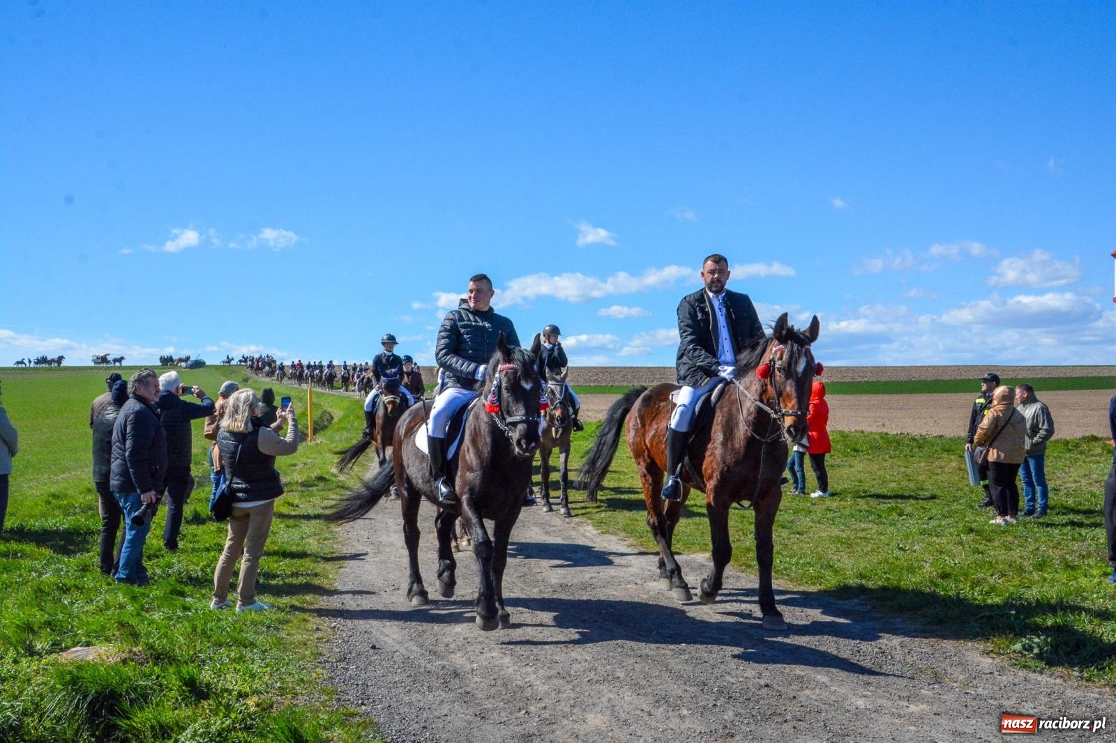 Zdjęcie w galerii na portalu naszraciborz.pl: Bieńkowice: średniowieczna tradycja wciąż żywa - ponad sto koni w procesji [FOTO i WIDEO] wiadomości z regionu