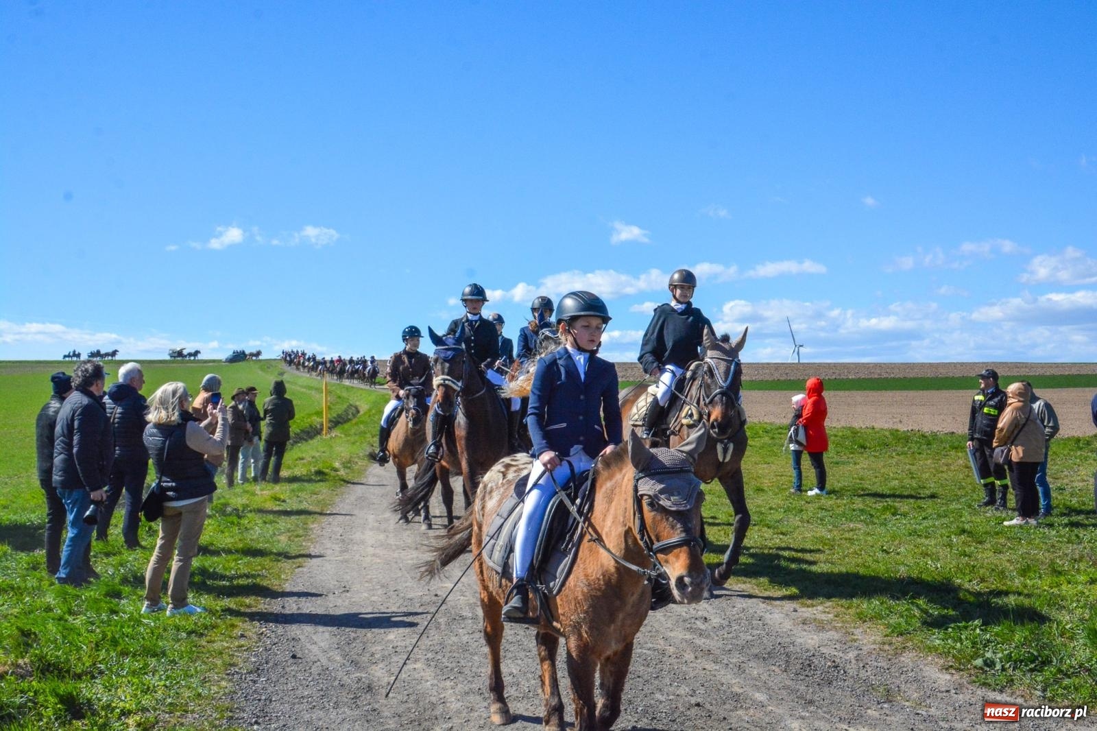 Zdjęcie w galerii na portalu naszraciborz.pl: Bieńkowice: średniowieczna tradycja wciąż żywa - ponad sto koni w procesji [FOTO i WIDEO] wiadomości z regionu