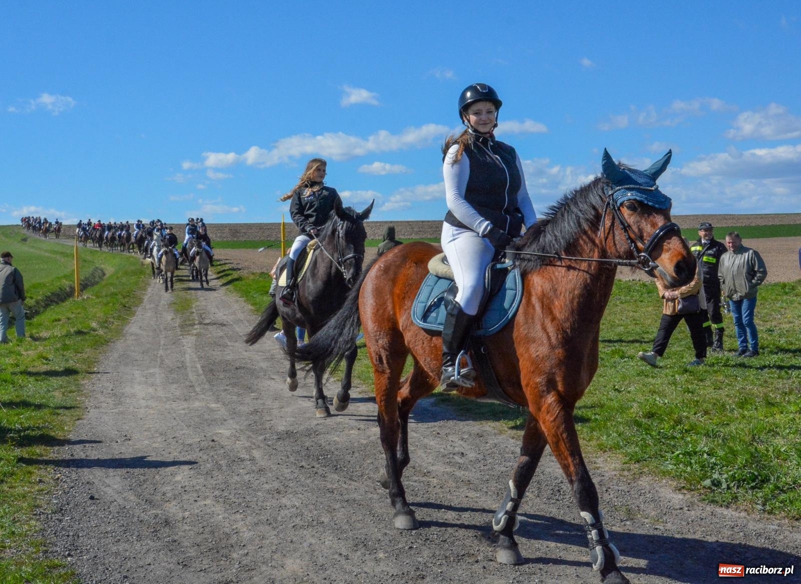 Zdjęcie w galerii na portalu naszraciborz.pl: Bieńkowice: średniowieczna tradycja wciąż żywa - ponad sto koni w procesji [FOTO i WIDEO] wiadomości z regionu