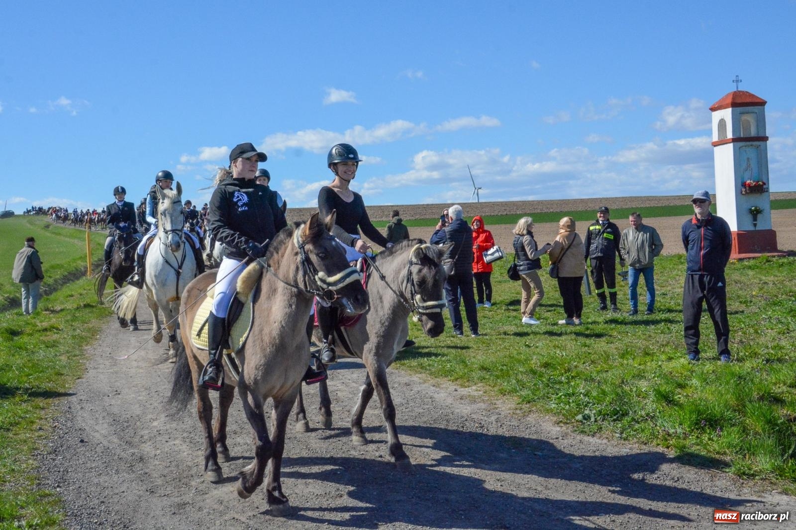 Zdjęcie w galerii na portalu naszraciborz.pl: Bieńkowice: średniowieczna tradycja wciąż żywa - ponad sto koni w procesji [FOTO i WIDEO] wiadomości z regionu