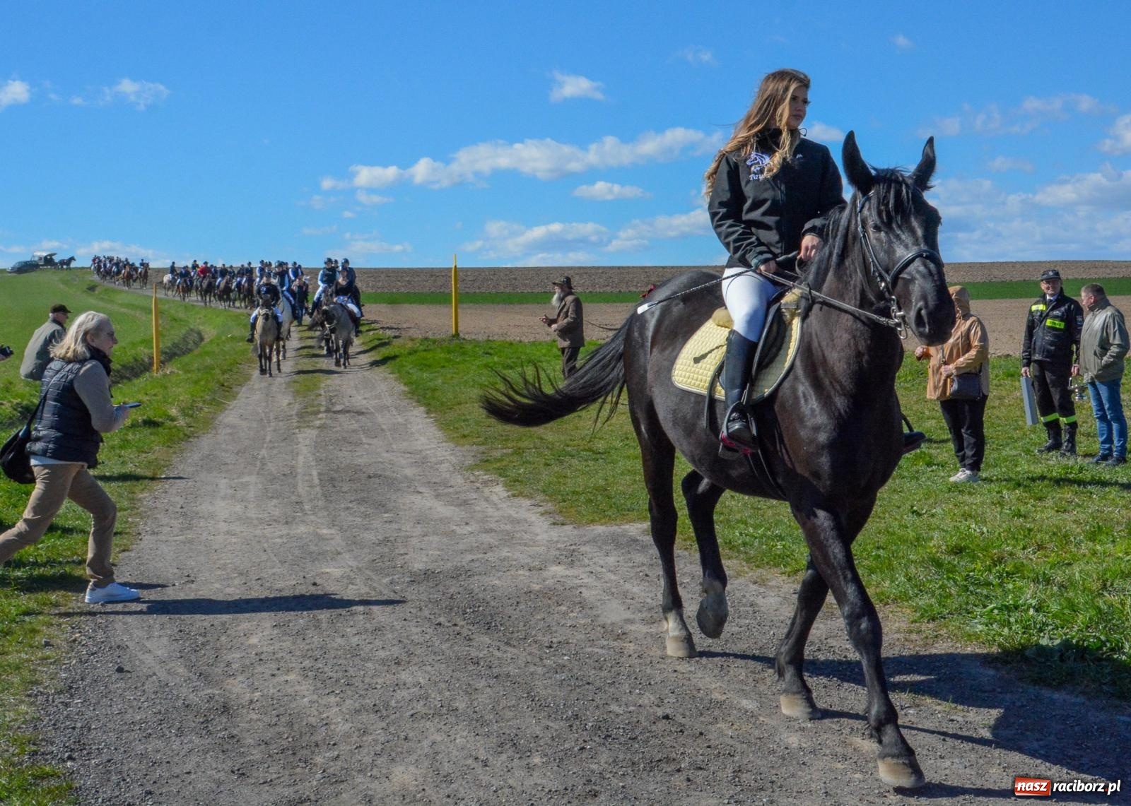 Zdjęcie w galerii na portalu naszraciborz.pl: Bieńkowice: średniowieczna tradycja wciąż żywa - ponad sto koni w procesji [FOTO i WIDEO] wiadomości z regionu