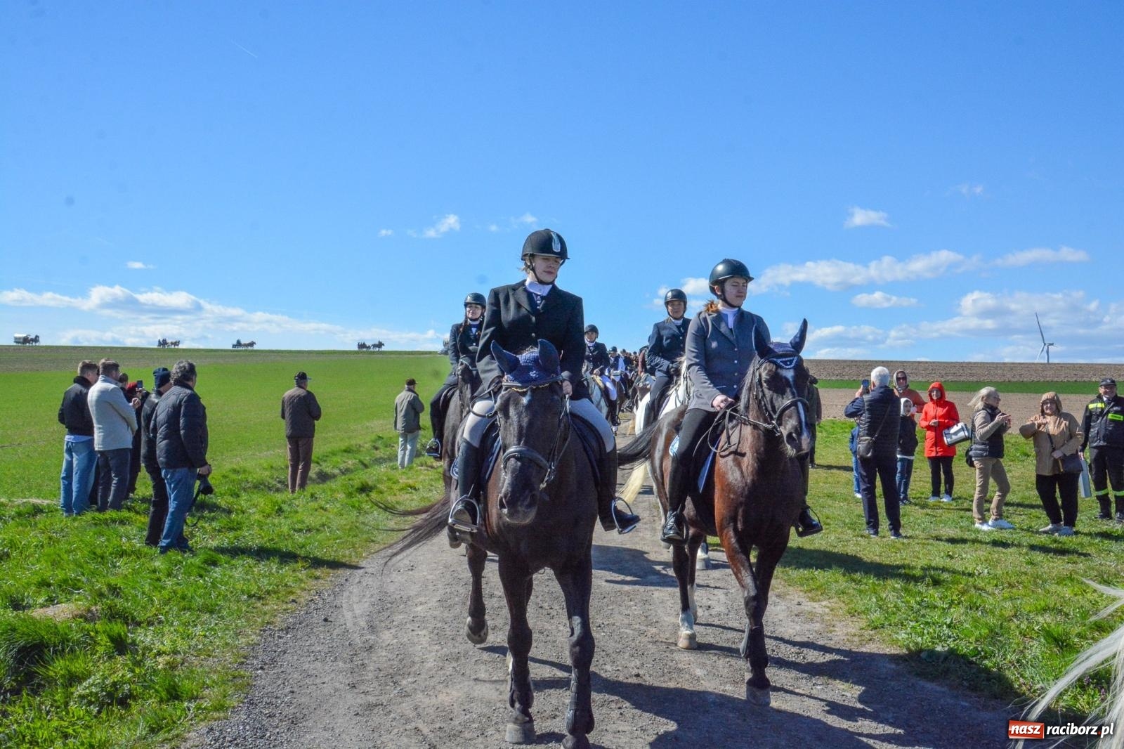 Zdjęcie w galerii na portalu naszraciborz.pl: Bieńkowice: średniowieczna tradycja wciąż żywa - ponad sto koni w procesji [FOTO i WIDEO] wiadomości z regionu