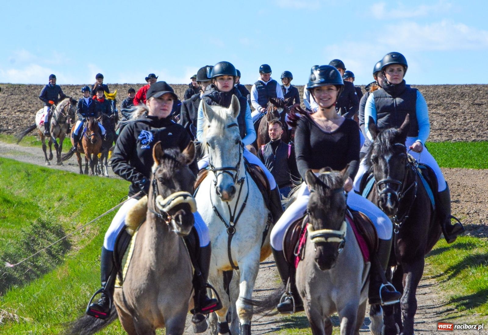 Zdjęcie w galerii na portalu naszraciborz.pl: Bieńkowice: średniowieczna tradycja wciąż żywa - ponad sto koni w procesji [FOTO i WIDEO] wiadomości z regionu
