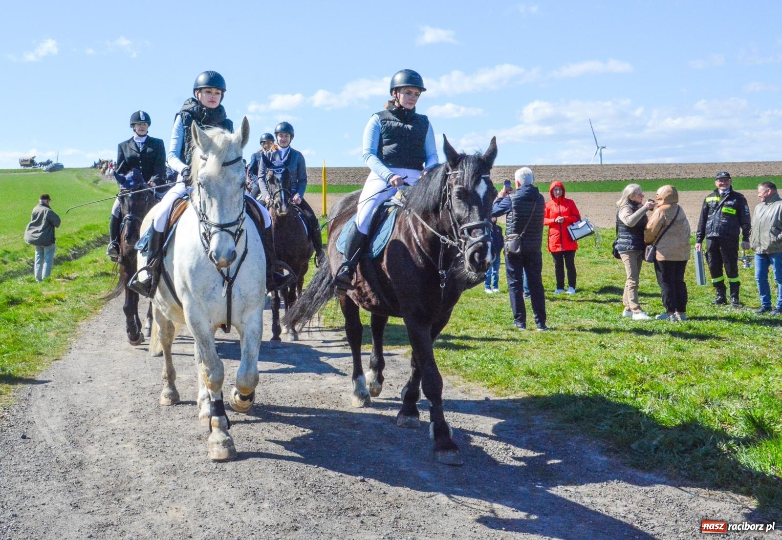Zdjęcie w galerii na portalu naszraciborz.pl: Bieńkowice: średniowieczna tradycja wciąż żywa - ponad sto koni w procesji [FOTO i WIDEO] wiadomości z regionu