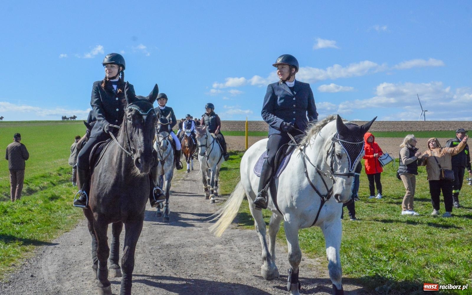 Zdjęcie w galerii na portalu naszraciborz.pl: Bieńkowice: średniowieczna tradycja wciąż żywa - ponad sto koni w procesji [FOTO i WIDEO] wiadomości z regionu