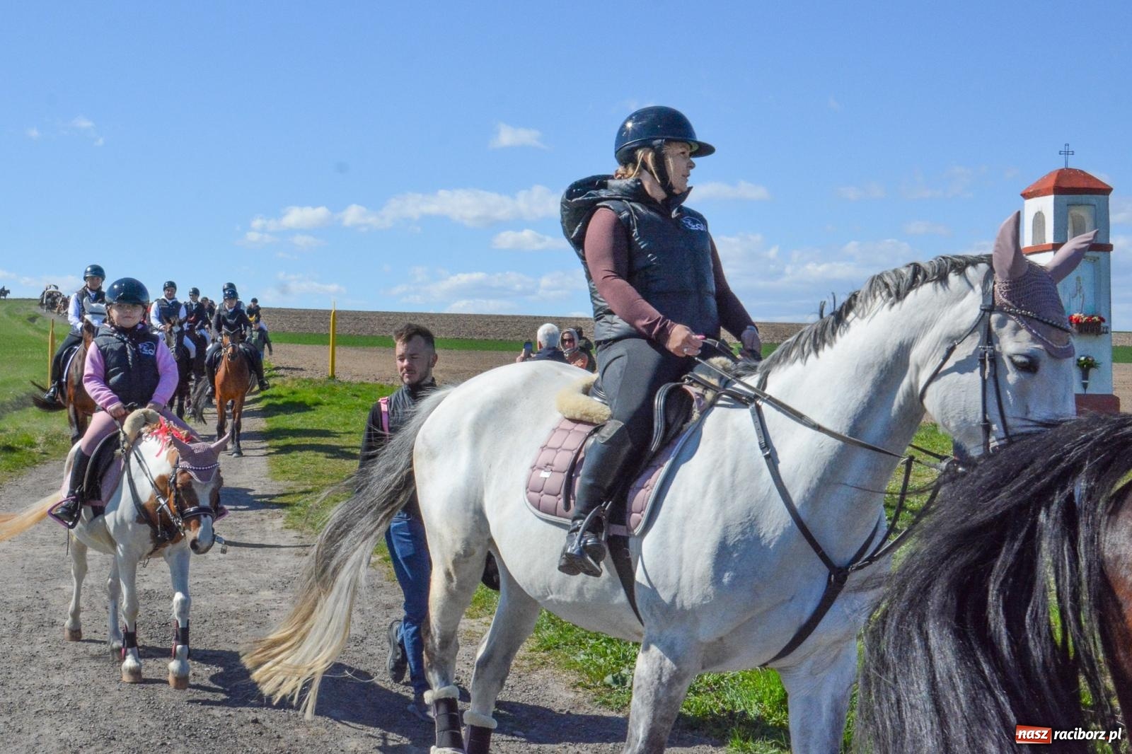 Zdjęcie w galerii na portalu naszraciborz.pl: Bieńkowice: średniowieczna tradycja wciąż żywa - ponad sto koni w procesji [FOTO i WIDEO] wiadomości z regionu