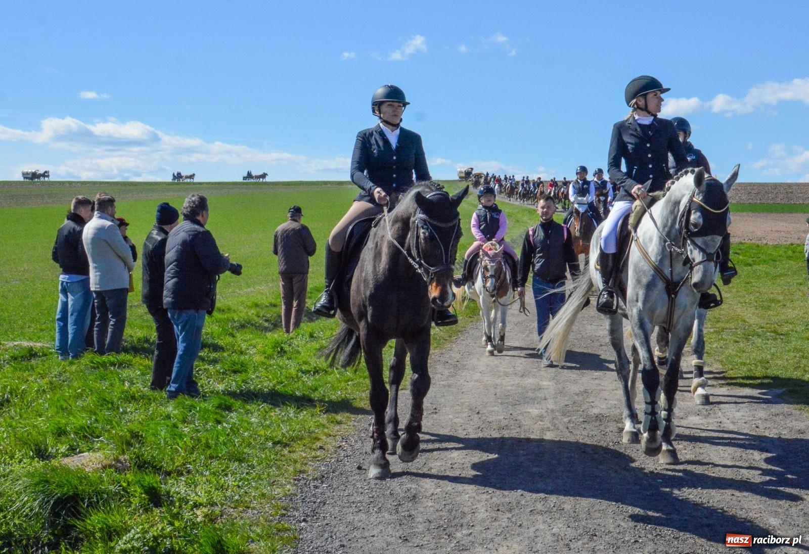 Zdjęcie w galerii na portalu naszraciborz.pl: Bieńkowice: średniowieczna tradycja wciąż żywa - ponad sto koni w procesji [FOTO i WIDEO] wiadomości z regionu