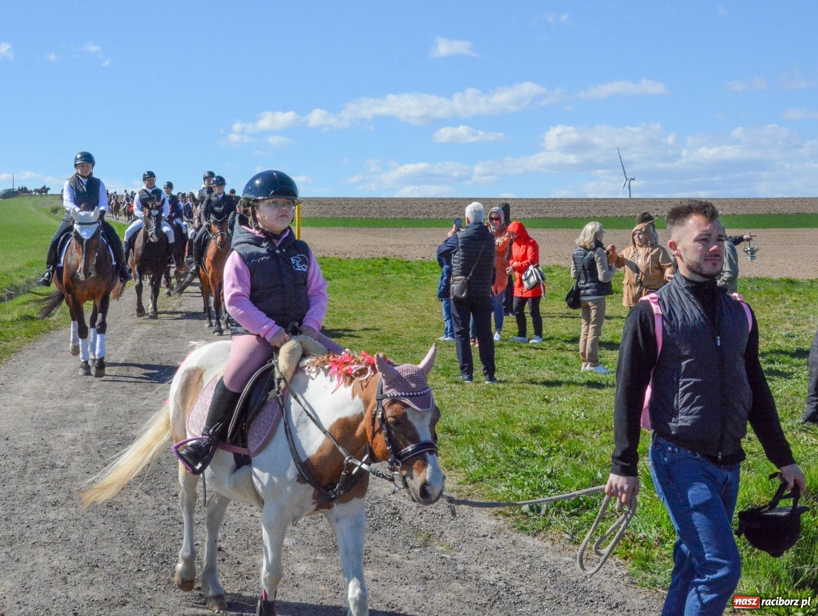 Zdjęcie w galerii na portalu naszraciborz.pl: Bieńkowice: średniowieczna tradycja wciąż żywa - ponad sto koni w procesji [FOTO i WIDEO] wiadomości z regionu