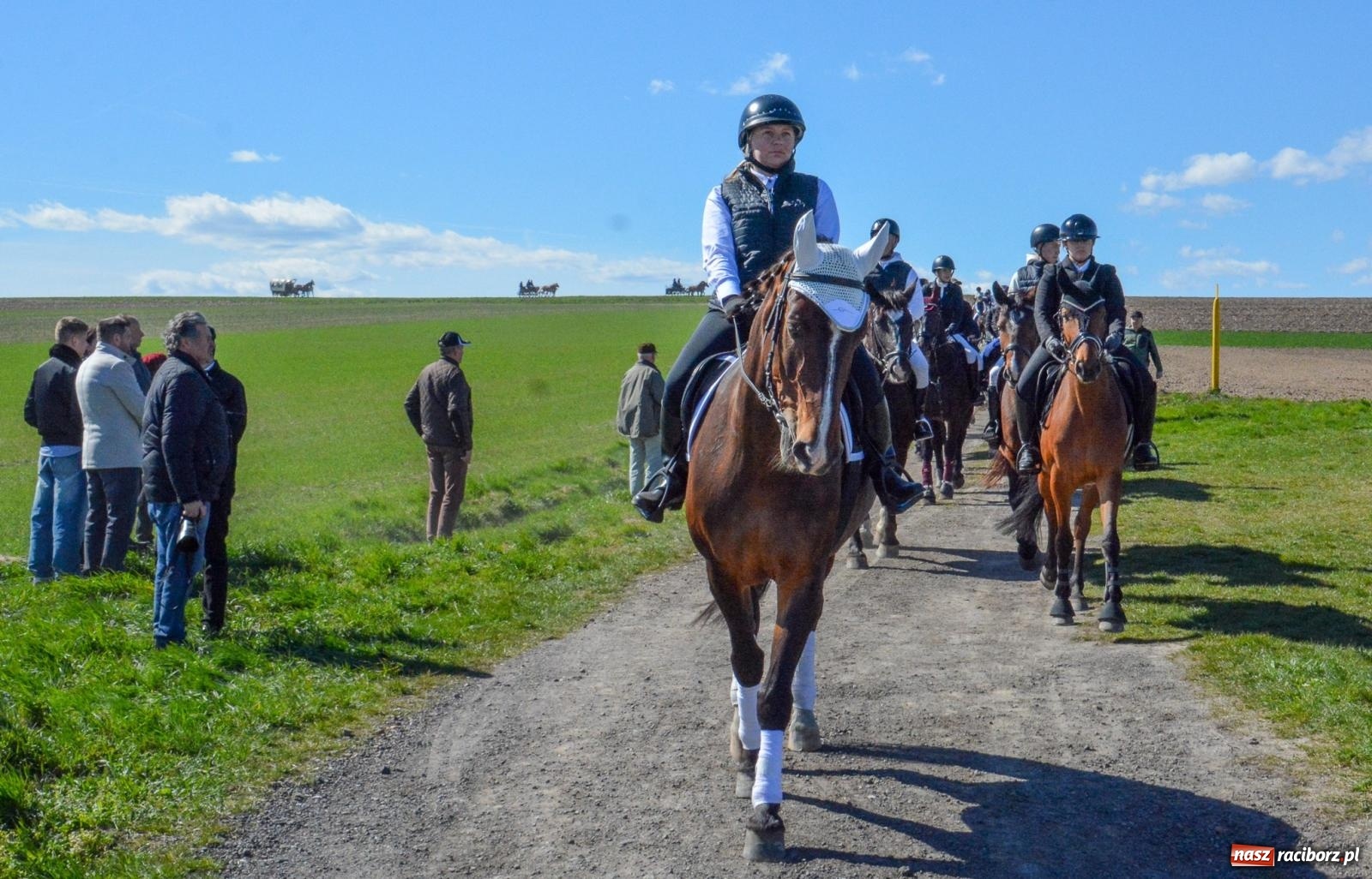 Zdjęcie w galerii na portalu naszraciborz.pl: Bieńkowice: średniowieczna tradycja wciąż żywa - ponad sto koni w procesji [FOTO i WIDEO] wiadomości z regionu