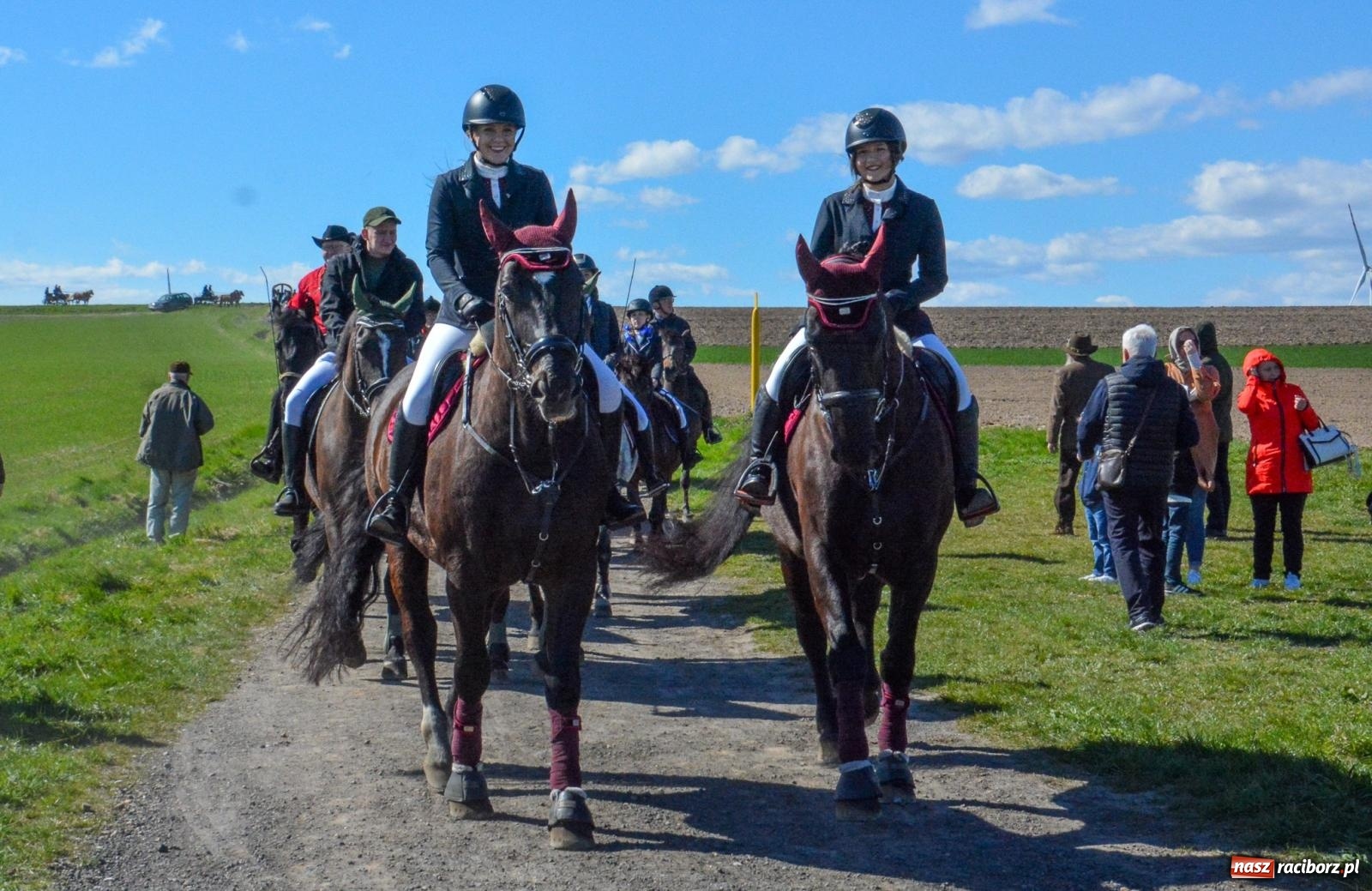 Zdjęcie w galerii na portalu naszraciborz.pl: Bieńkowice: średniowieczna tradycja wciąż żywa - ponad sto koni w procesji [FOTO i WIDEO] wiadomości z regionu