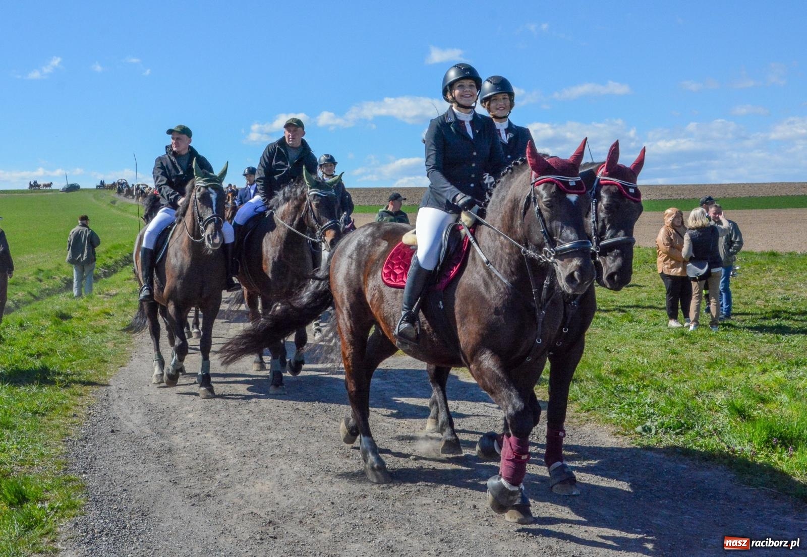 Zdjęcie w galerii na portalu naszraciborz.pl: Bieńkowice: średniowieczna tradycja wciąż żywa - ponad sto koni w procesji [FOTO i WIDEO] wiadomości z regionu