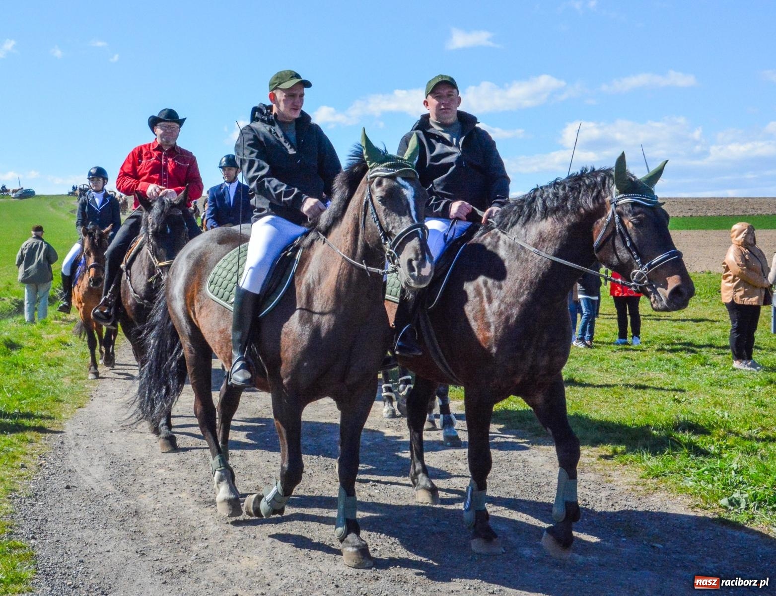 Zdjęcie w galerii na portalu naszraciborz.pl: Bieńkowice: średniowieczna tradycja wciąż żywa - ponad sto koni w procesji [FOTO i WIDEO] wiadomości z regionu
