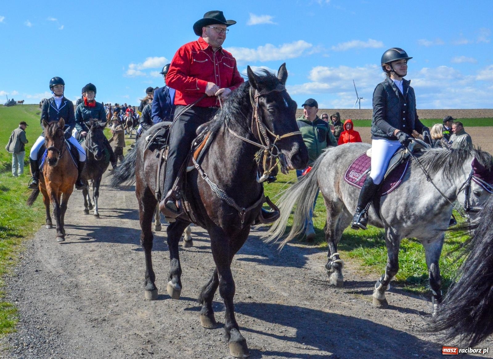 Zdjęcie w galerii na portalu naszraciborz.pl: Bieńkowice: średniowieczna tradycja wciąż żywa - ponad sto koni w procesji [FOTO i WIDEO] wiadomości z regionu