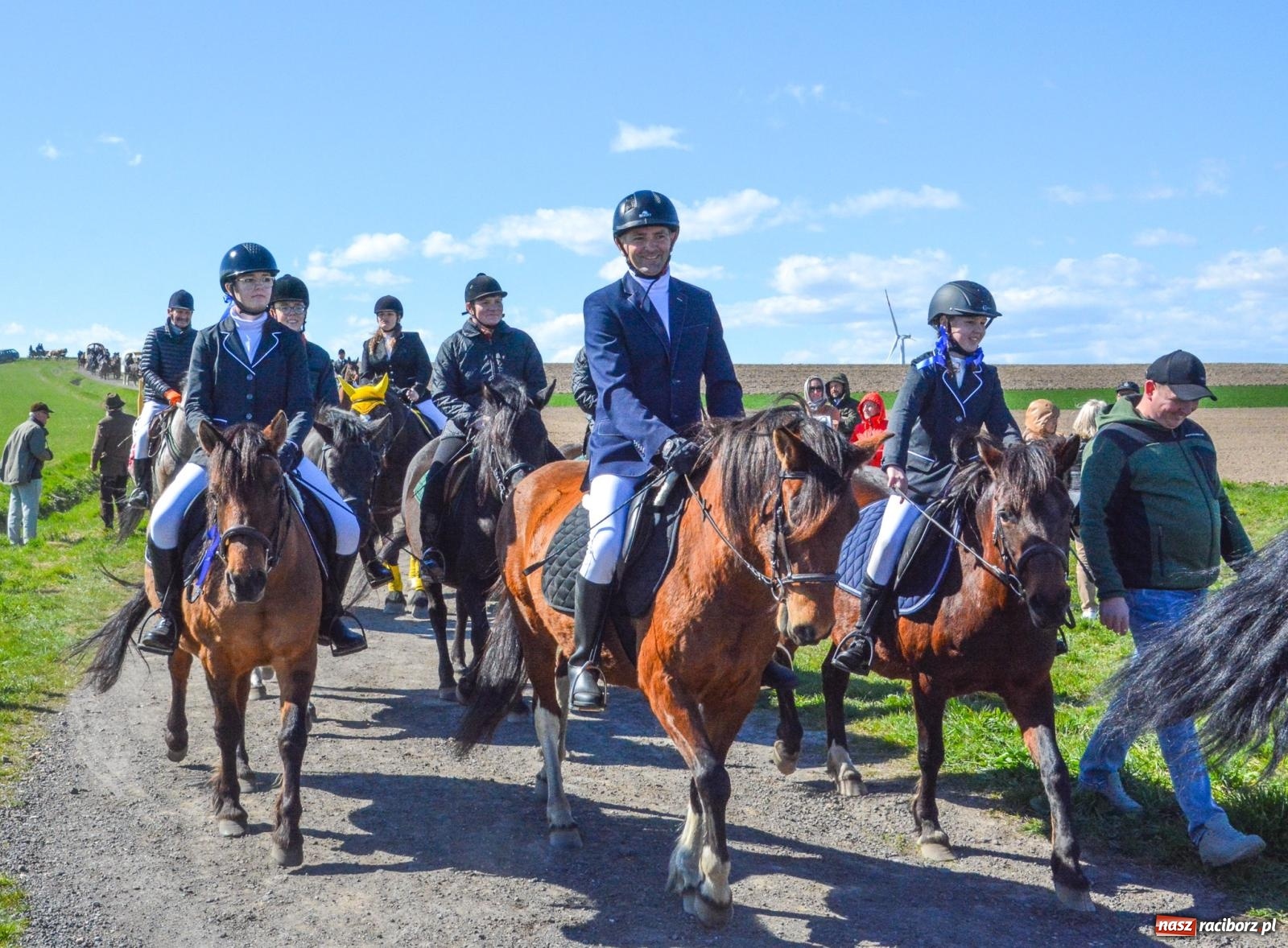 Zdjęcie w galerii na portalu naszraciborz.pl: Bieńkowice: średniowieczna tradycja wciąż żywa - ponad sto koni w procesji [FOTO i WIDEO] wiadomości z regionu