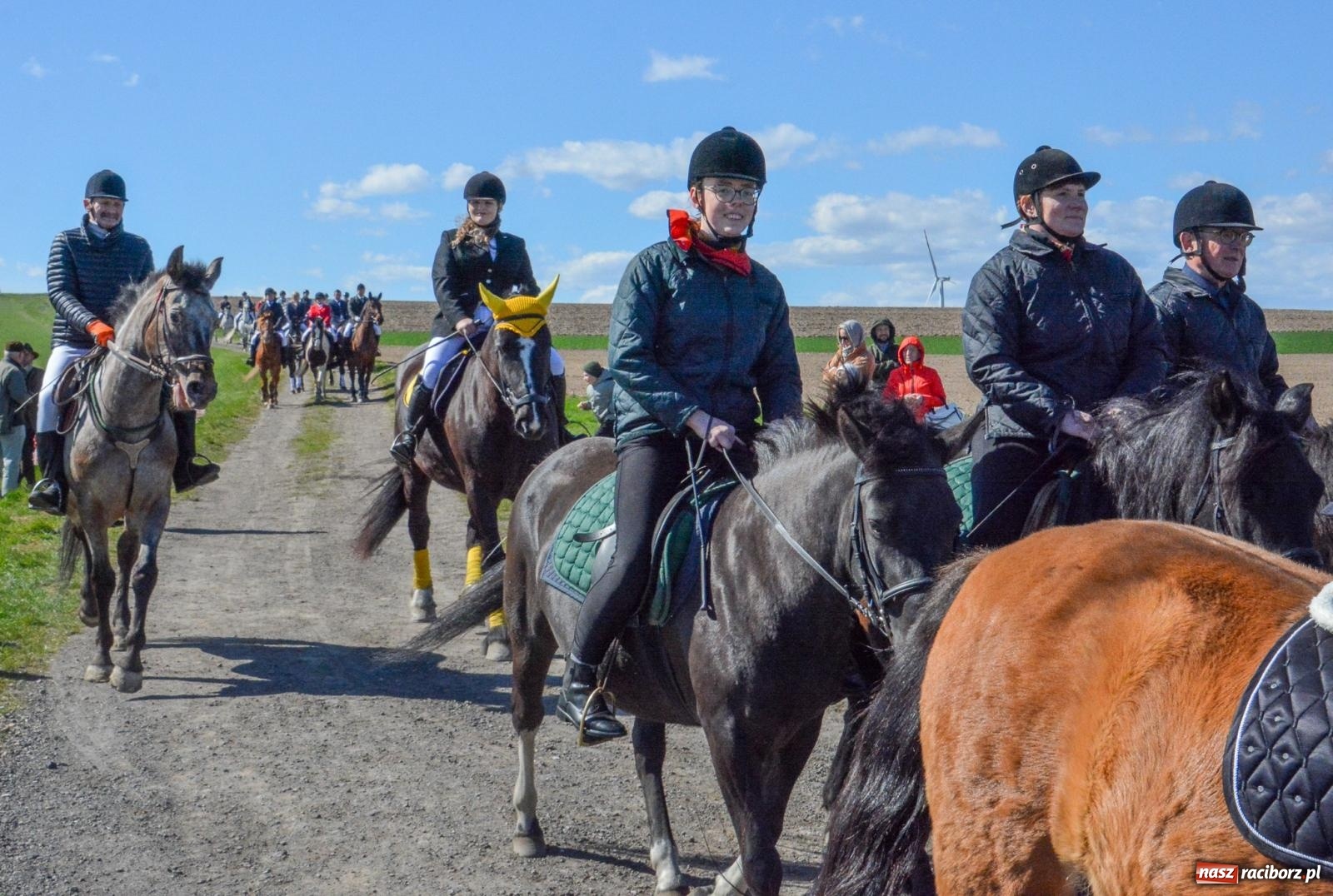 Zdjęcie w galerii na portalu naszraciborz.pl: Bieńkowice: średniowieczna tradycja wciąż żywa - ponad sto koni w procesji [FOTO i WIDEO] wiadomości z regionu
