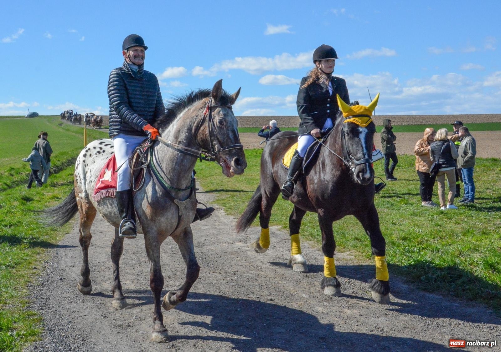Zdjęcie w galerii na portalu naszraciborz.pl: Bieńkowice: średniowieczna tradycja wciąż żywa - ponad sto koni w procesji [FOTO i WIDEO] wiadomości z regionu