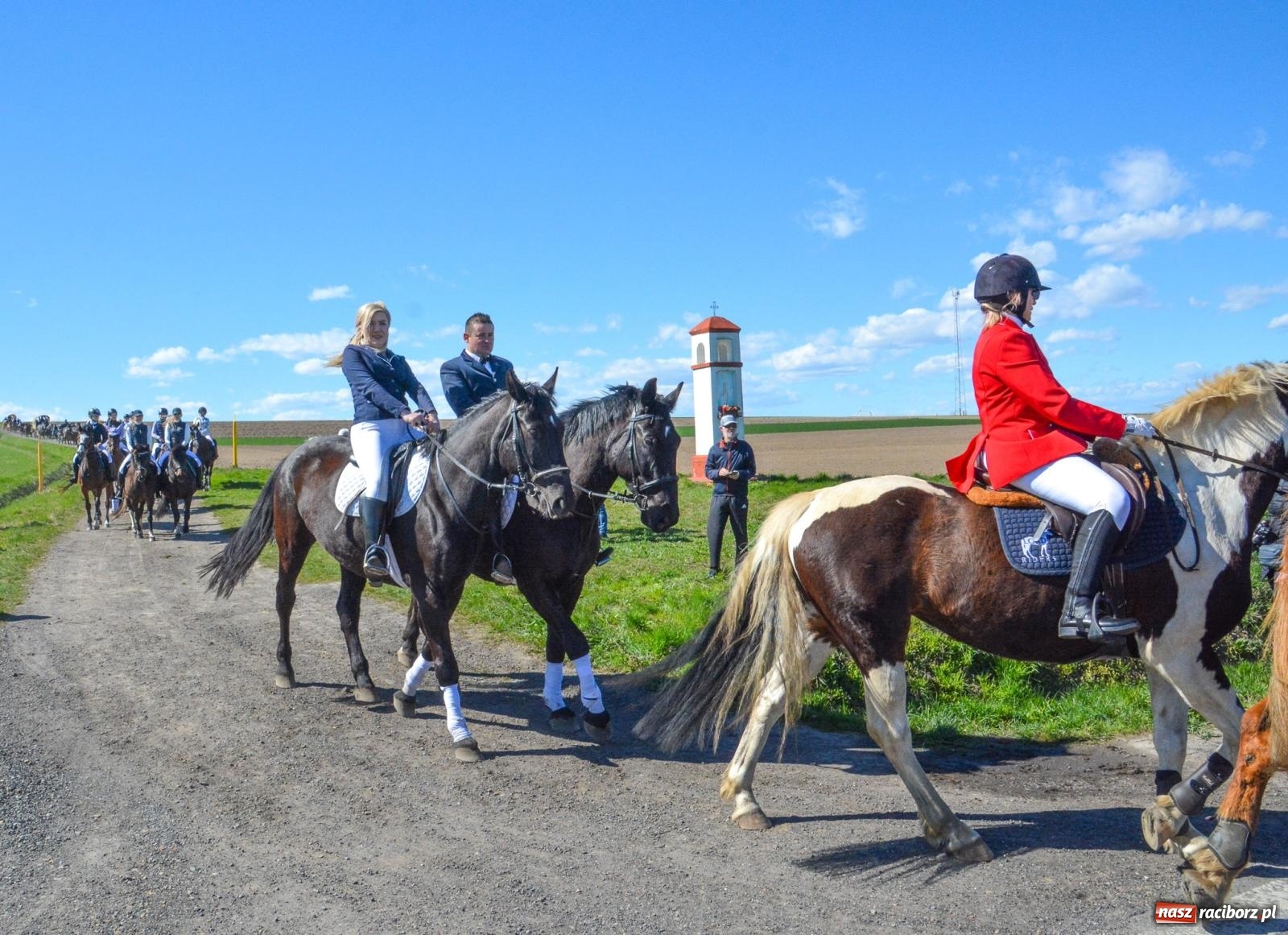Zdjęcie w galerii na portalu naszraciborz.pl: Bieńkowice: średniowieczna tradycja wciąż żywa - ponad sto koni w procesji [FOTO i WIDEO] wiadomości z regionu