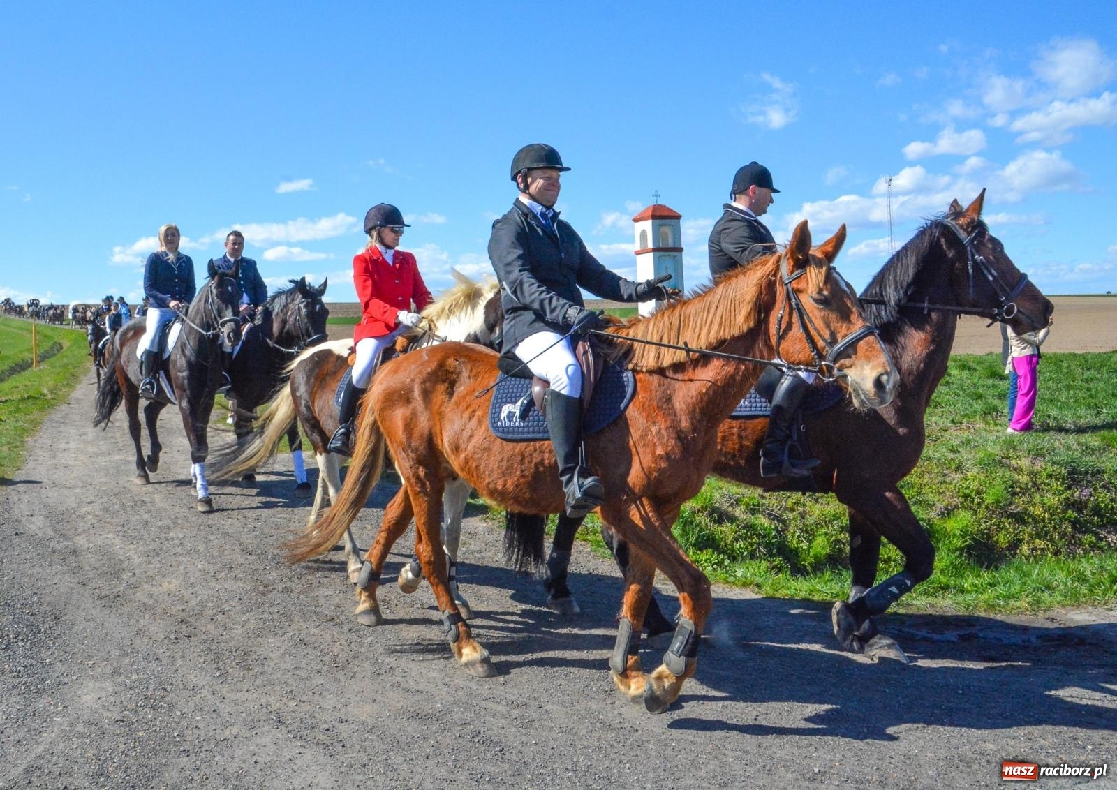 Zdjęcie w galerii na portalu naszraciborz.pl: Bieńkowice: średniowieczna tradycja wciąż żywa - ponad sto koni w procesji [FOTO i WIDEO] wiadomości z regionu