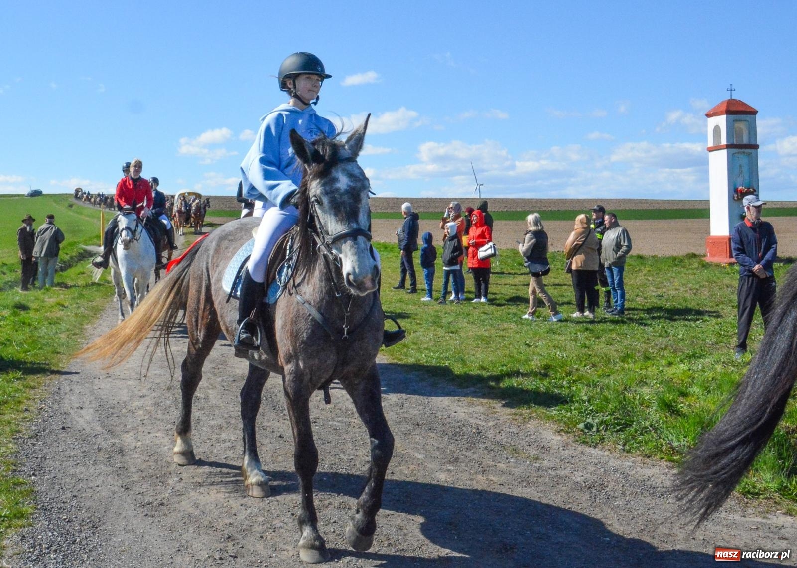 Zdjęcie w galerii na portalu naszraciborz.pl: Bieńkowice: średniowieczna tradycja wciąż żywa - ponad sto koni w procesji [FOTO i WIDEO] wiadomości z regionu