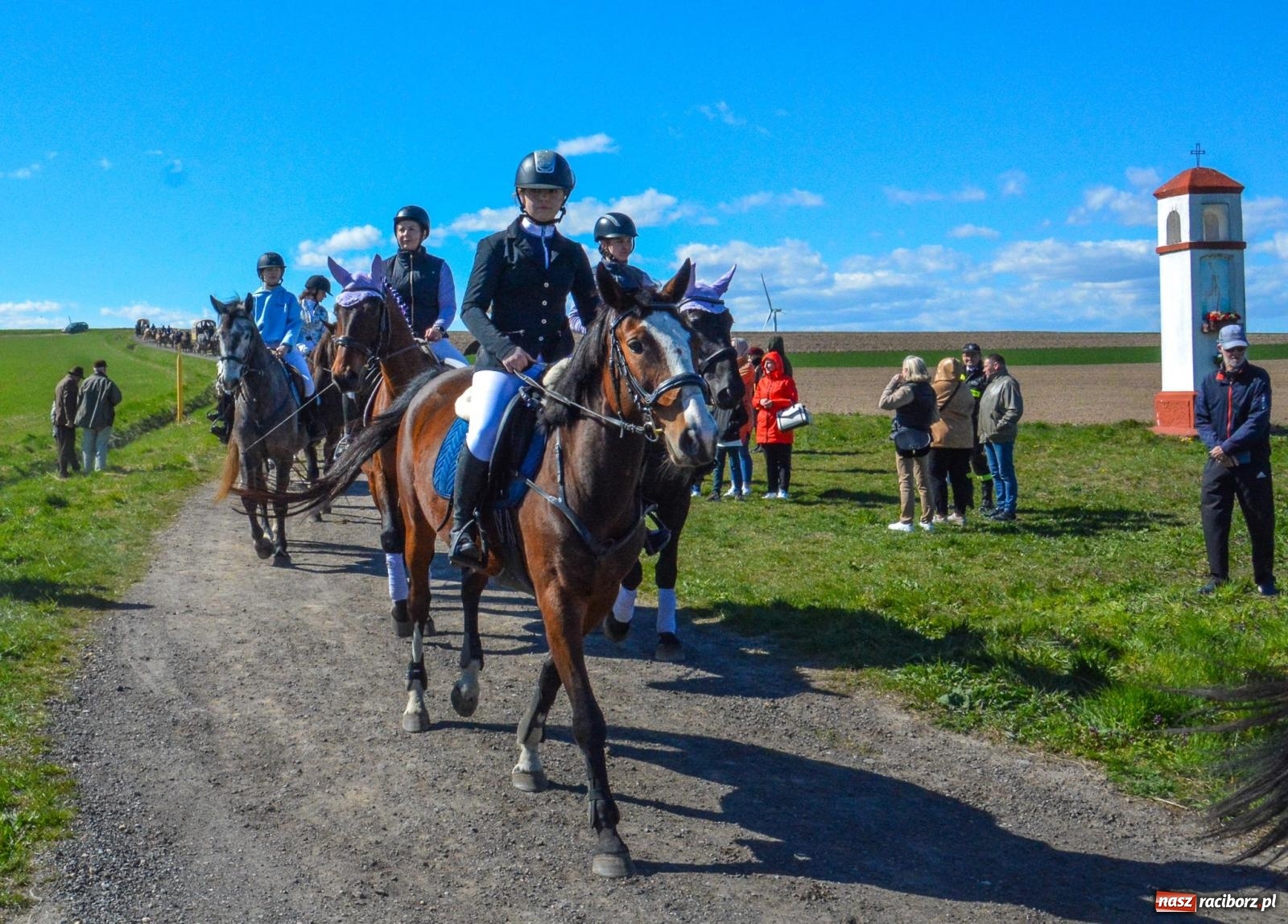 Zdjęcie w galerii na portalu naszraciborz.pl: Bieńkowice: średniowieczna tradycja wciąż żywa - ponad sto koni w procesji [FOTO i WIDEO] wiadomości z regionu