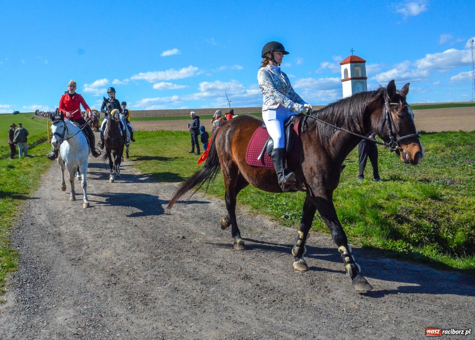 Zdjęcie w galerii na portalu naszraciborz.pl: Bieńkowice: średniowieczna tradycja wciąż żywa - ponad sto koni w procesji [FOTO i WIDEO] wiadomości z regionu