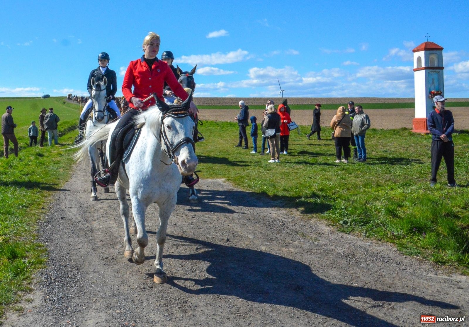 Zdjęcie w galerii na portalu naszraciborz.pl: Bieńkowice: średniowieczna tradycja wciąż żywa - ponad sto koni w procesji [FOTO i WIDEO] wiadomości z regionu