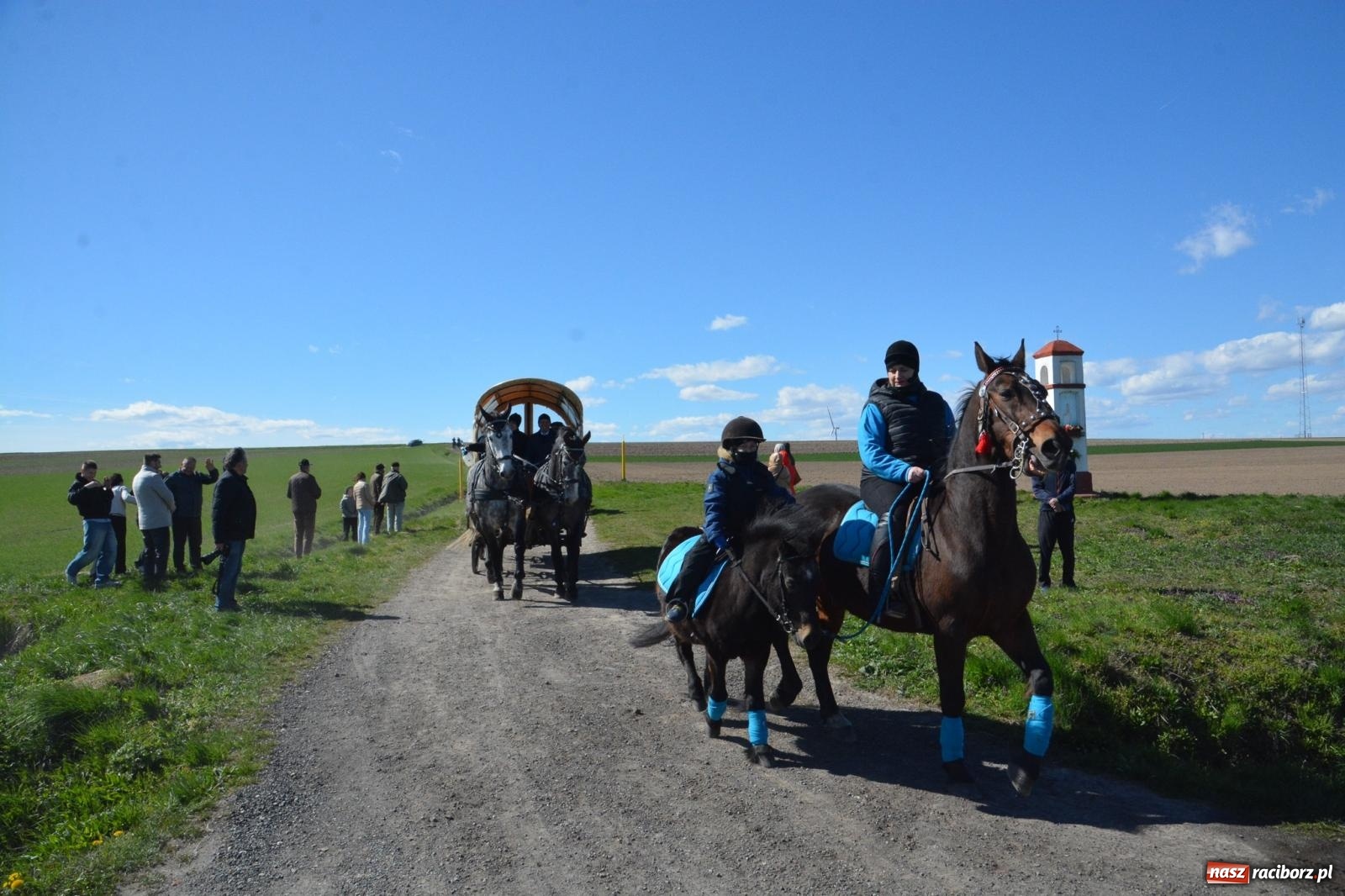 Zdjęcie w galerii na portalu naszraciborz.pl: Bieńkowice: średniowieczna tradycja wciąż żywa - ponad sto koni w procesji [FOTO i WIDEO] wiadomości z regionu