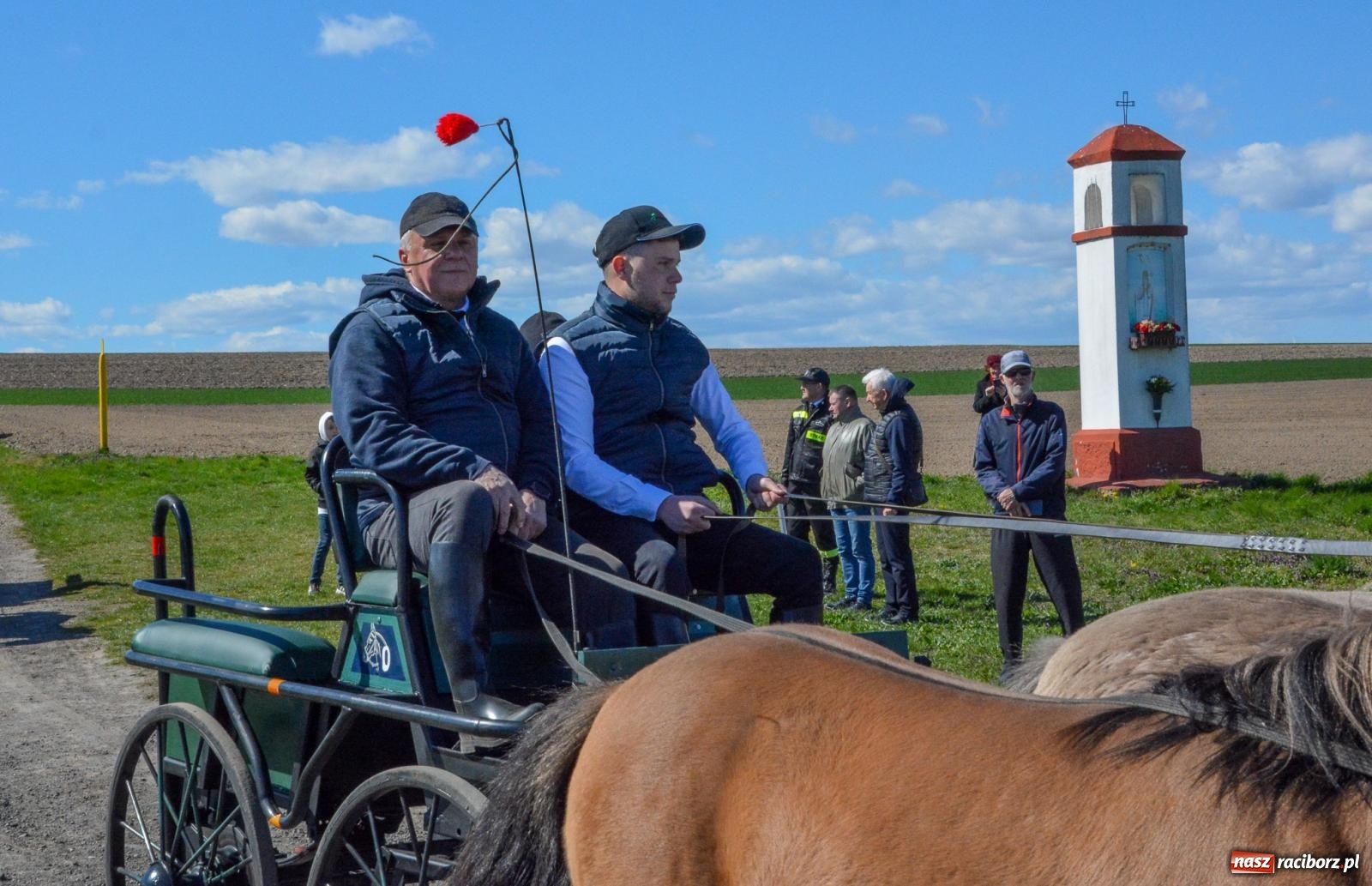 Zdjęcie w galerii na portalu naszraciborz.pl: Bieńkowice: średniowieczna tradycja wciąż żywa - ponad sto koni w procesji [FOTO i WIDEO] wiadomości z regionu