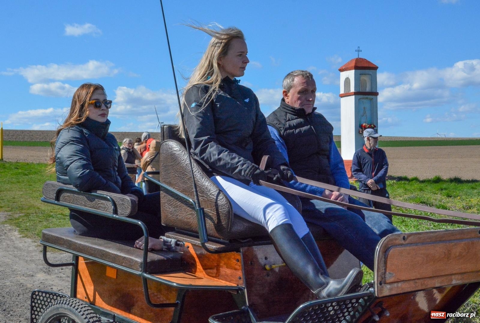 Zdjęcie w galerii na portalu naszraciborz.pl: Bieńkowice: średniowieczna tradycja wciąż żywa - ponad sto koni w procesji [FOTO i WIDEO] wiadomości z regionu