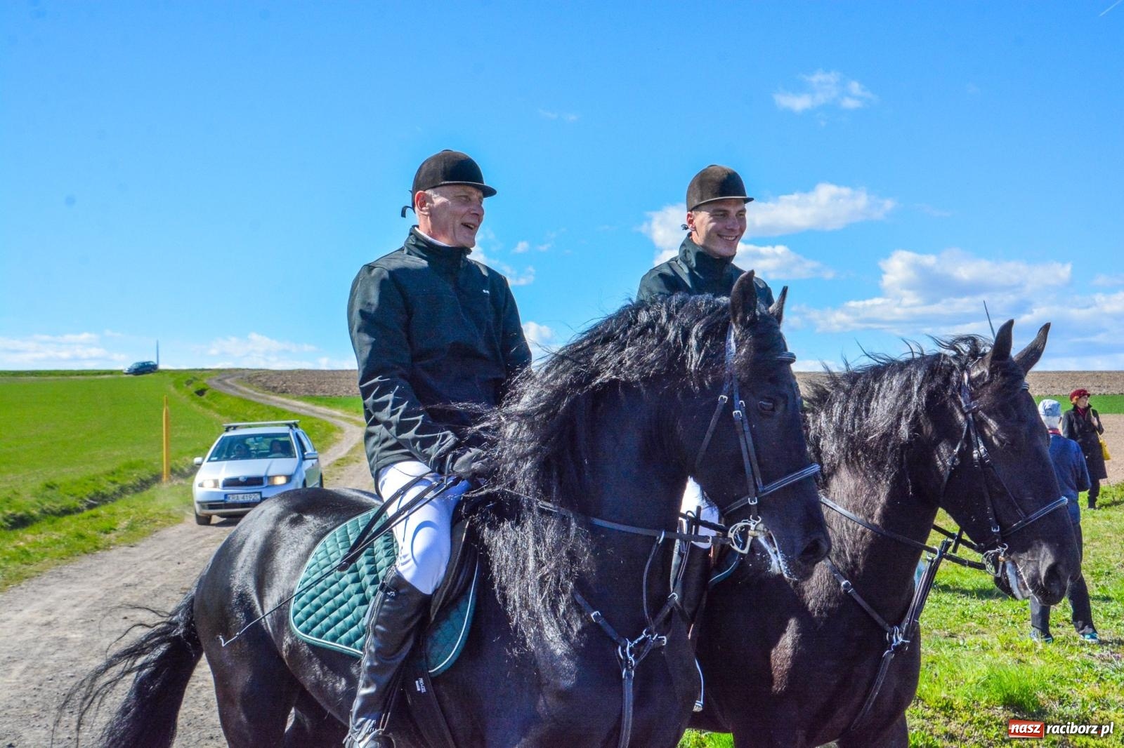 Zdjęcie w galerii na portalu naszraciborz.pl: Bieńkowice: średniowieczna tradycja wciąż żywa - ponad sto koni w procesji [FOTO i WIDEO] wiadomości z regionu