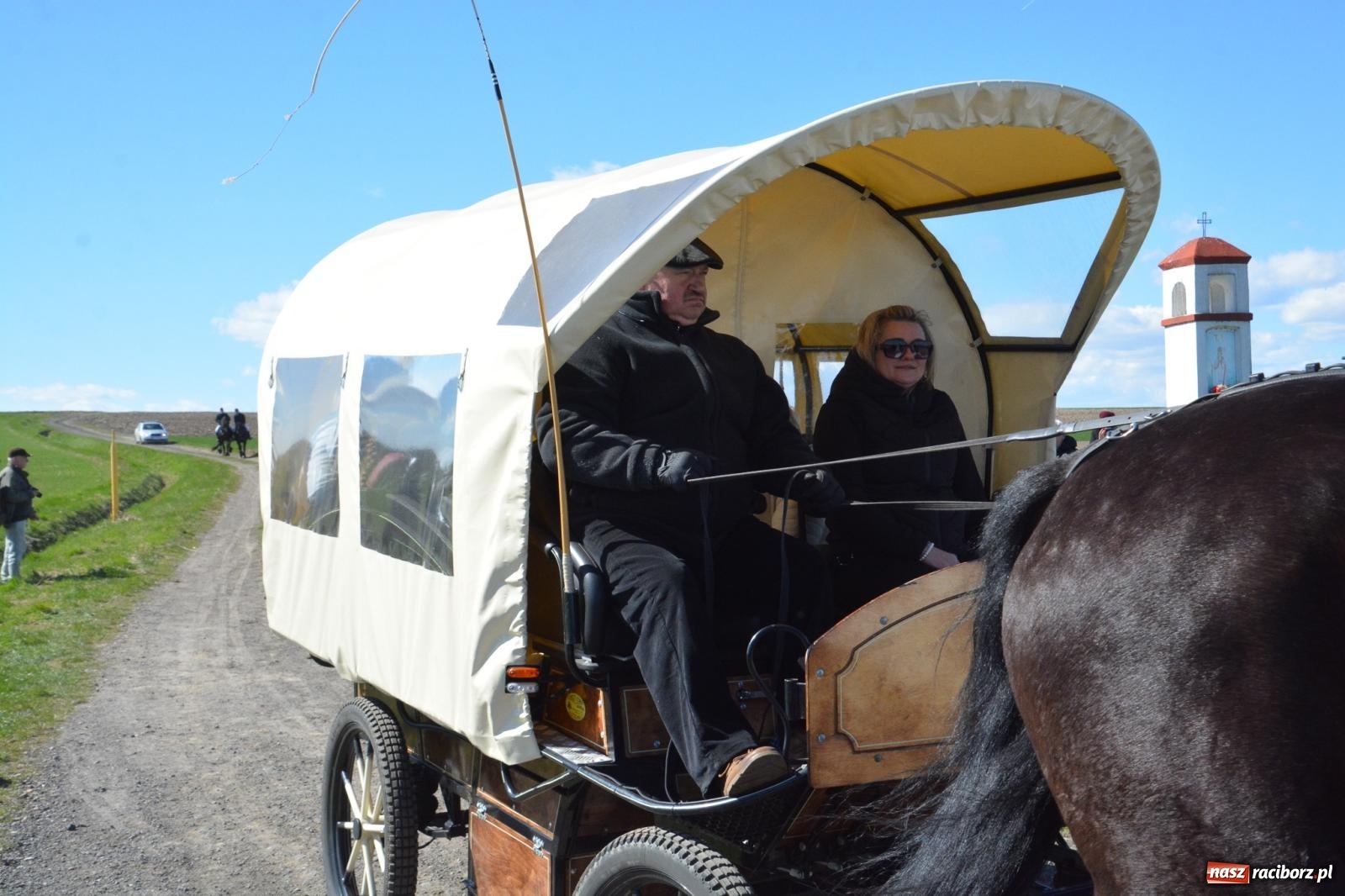 Zdjęcie w galerii na portalu naszraciborz.pl: Bieńkowice: średniowieczna tradycja wciąż żywa - ponad sto koni w procesji [FOTO i WIDEO] wiadomości z regionu