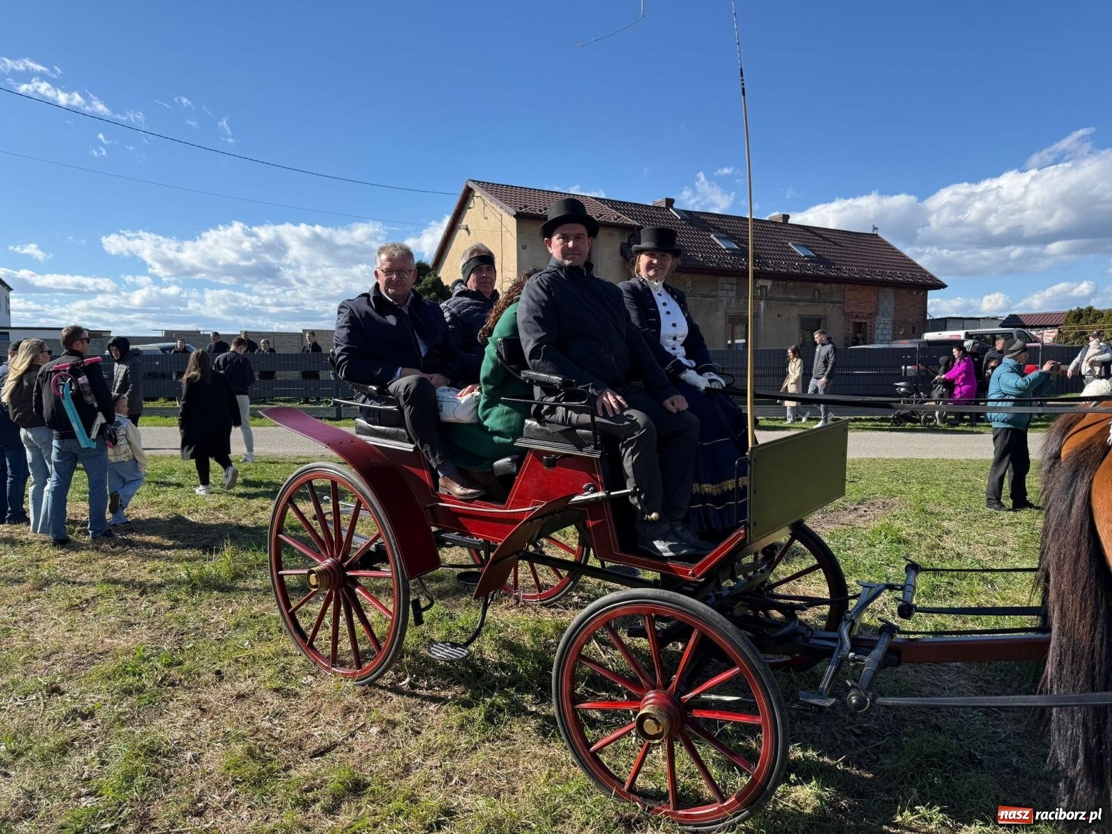 Zdjęcie w galerii na portalu naszraciborz.pl: Bieńkowice: średniowieczna tradycja wciąż żywa - ponad sto koni w procesji [FOTO i WIDEO] wiadomości z regionu