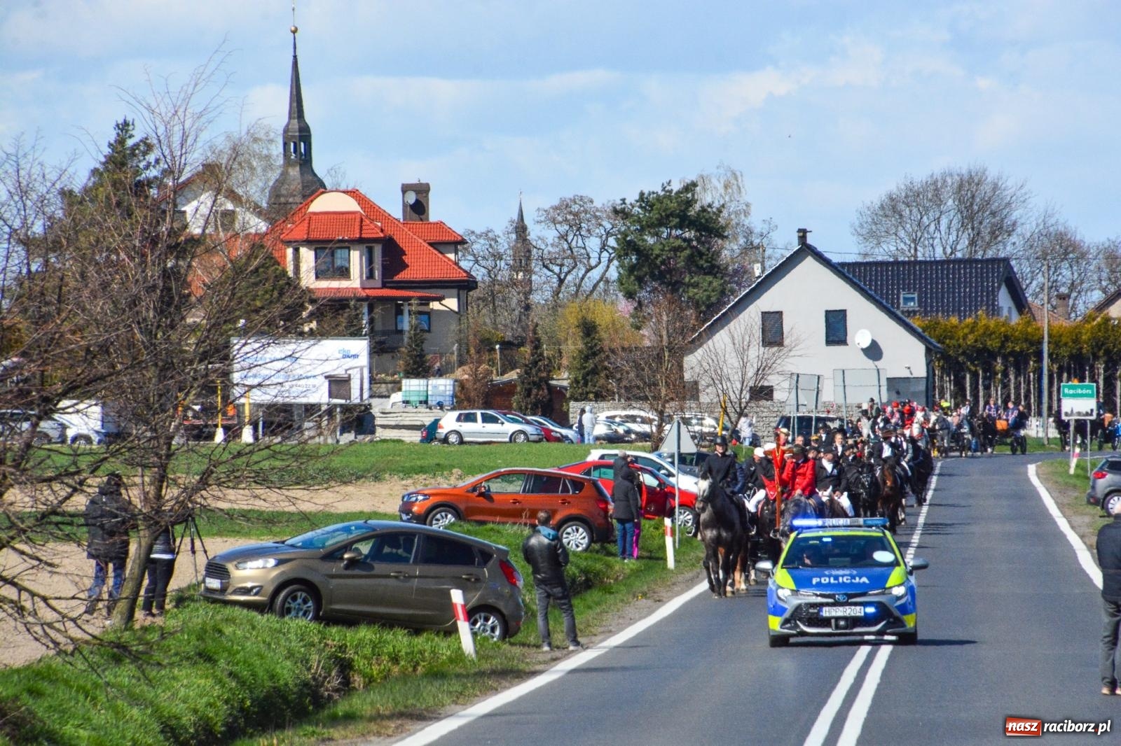 Zdjęcie w galerii na portalu naszraciborz.pl: Racibórz-Sudół: wielkanocna procesja konna z tradycją i modlitwą o urodzaj wiadomości z regionu