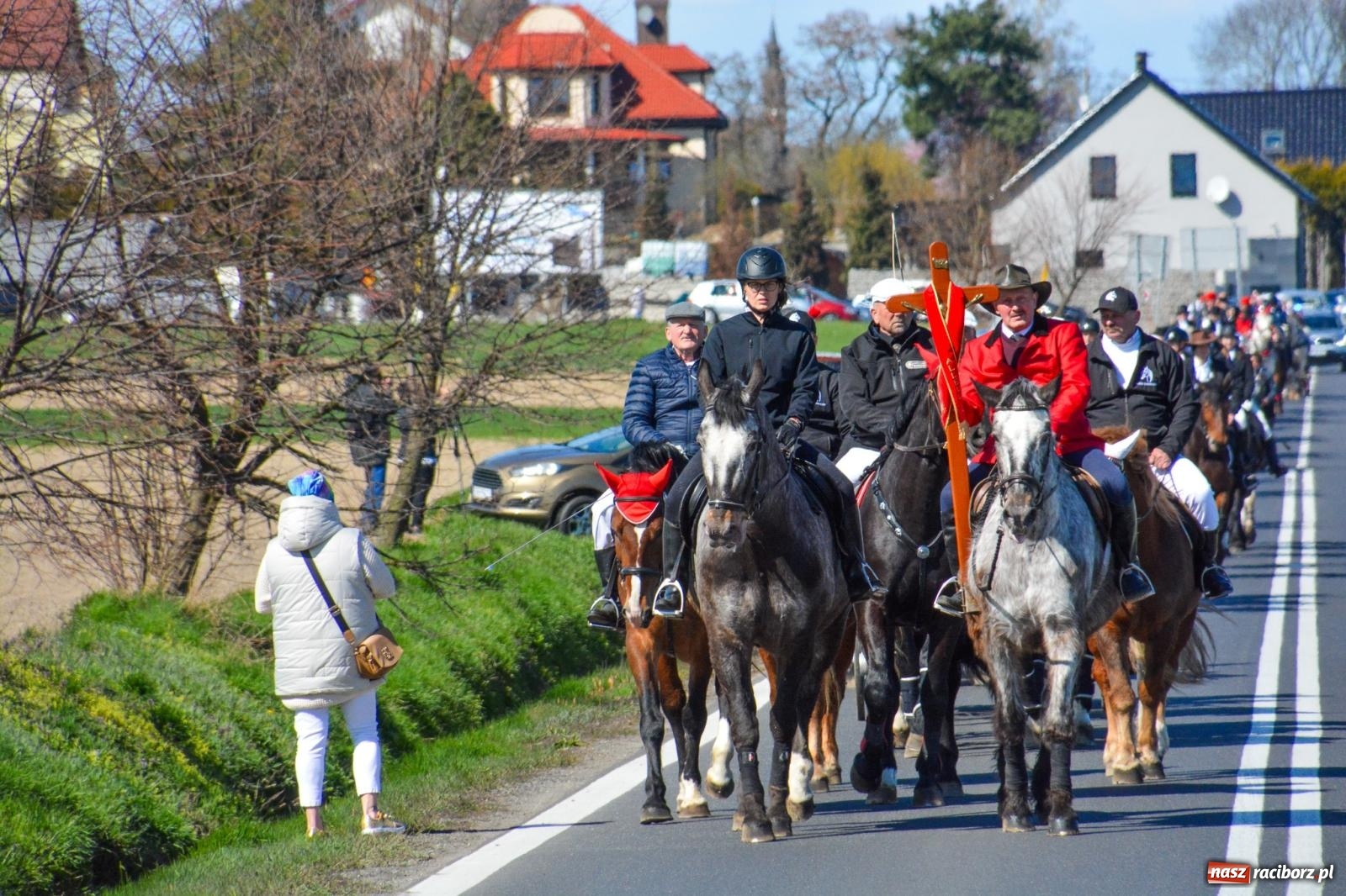 Zdjęcie w galerii na portalu naszraciborz.pl: Racibórz-Sudół: wielkanocna procesja konna z tradycją i modlitwą o urodzaj wiadomości z regionu