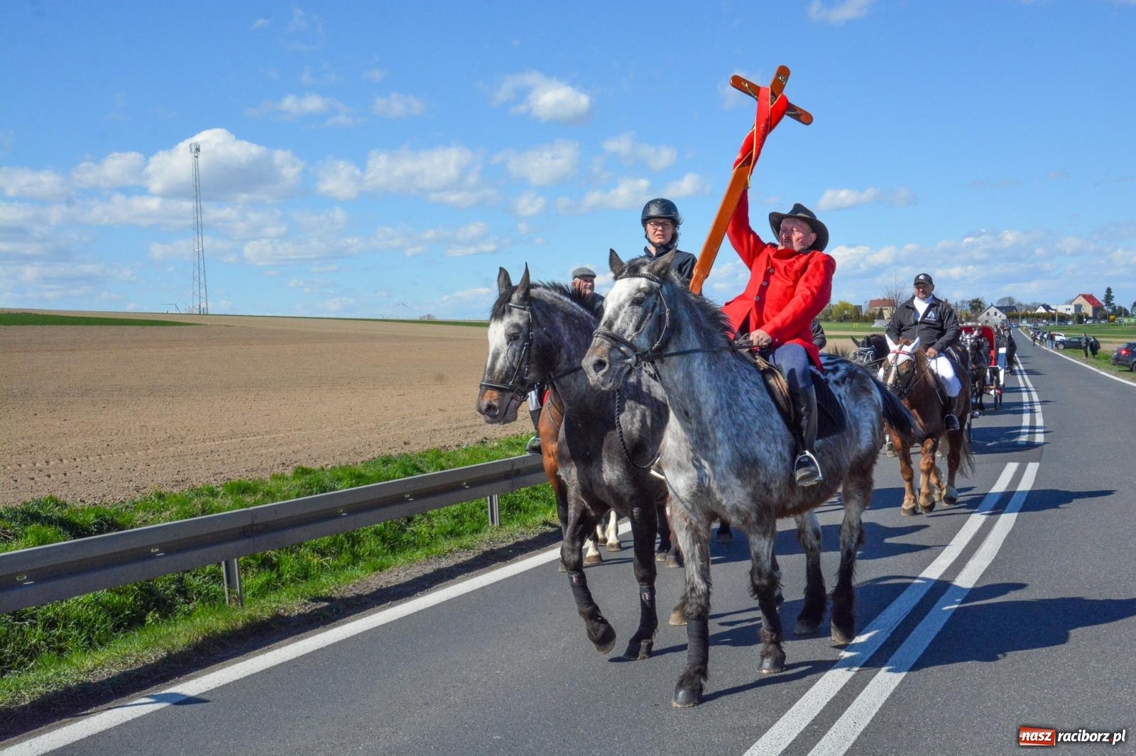 Zdjęcie w galerii na portalu naszraciborz.pl: Racibórz-Sudół: wielkanocna procesja konna z tradycją i modlitwą o urodzaj wiadomości z regionu